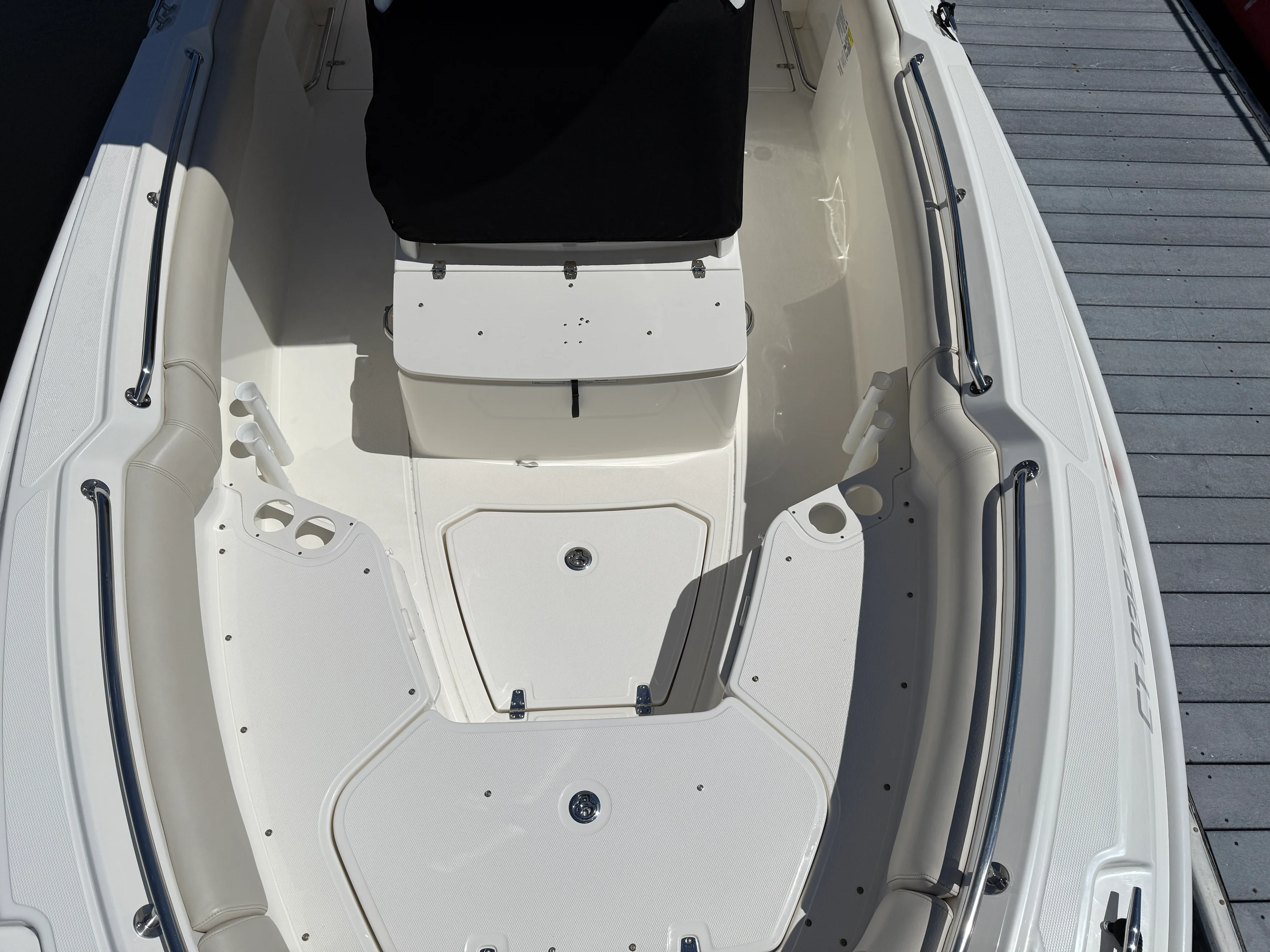 2024 Boston Whaler 230 OUTRAGE Image Thumbnail #10