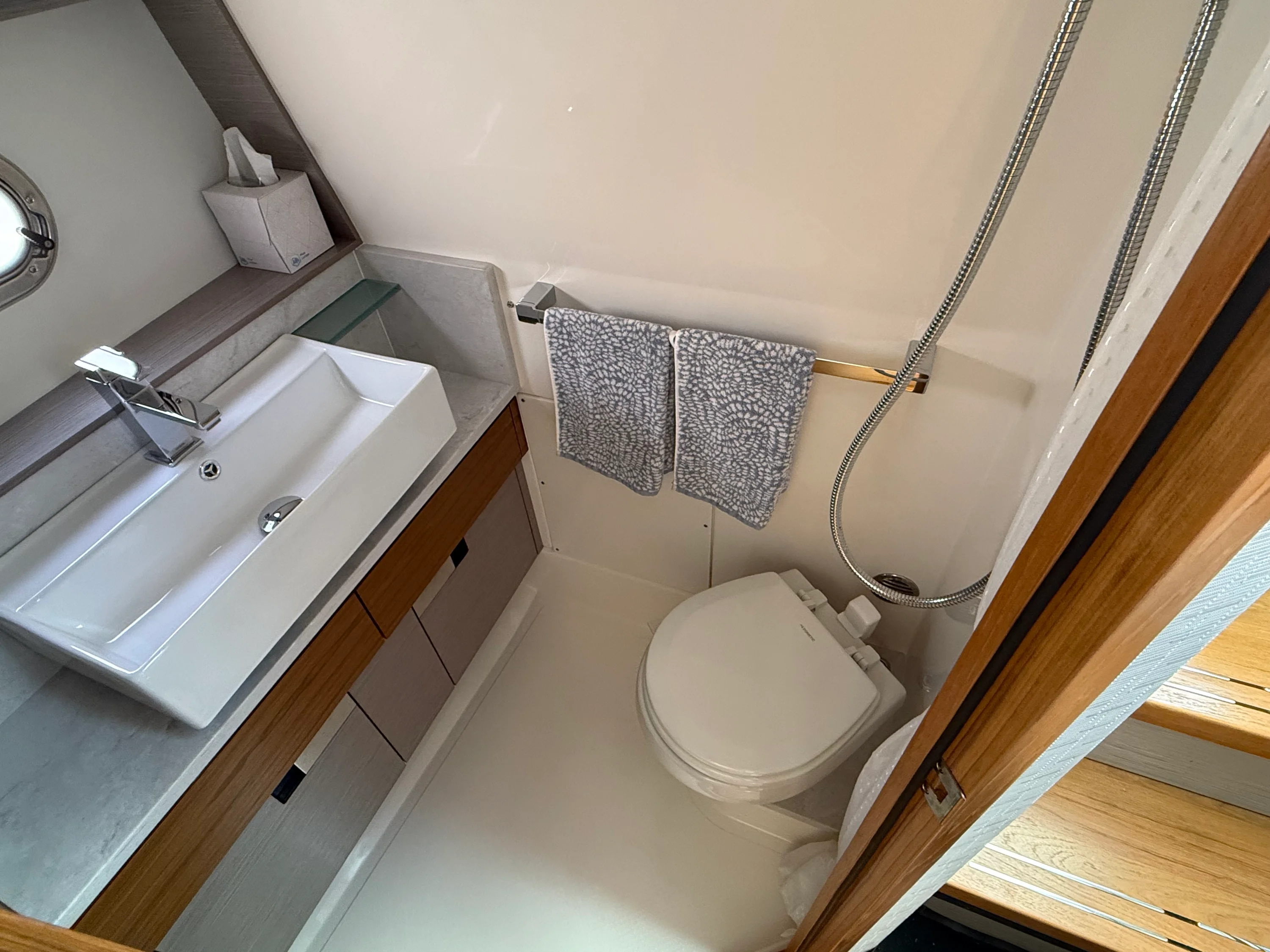 2024 Tiara Yachts 38LS Image Thumbnail #41