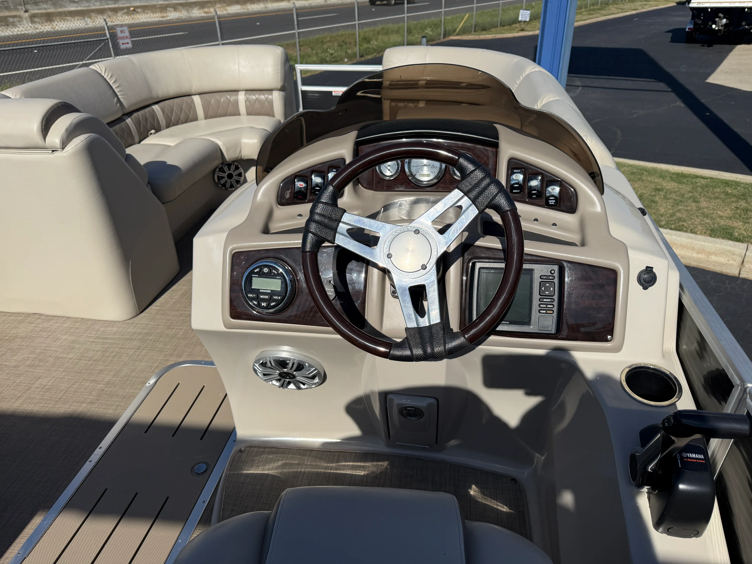 2016 Bennington 2250 GSR Image Thumbnail #6