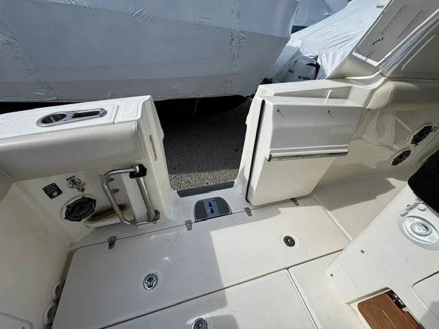 2021 Boston Whaler 350 REALM Image Thumbnail #5