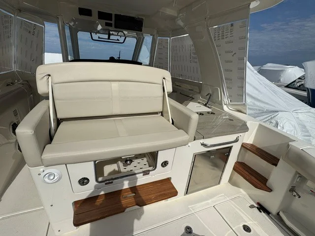 2021 Boston Whaler 350 REALM Image Thumbnail #8