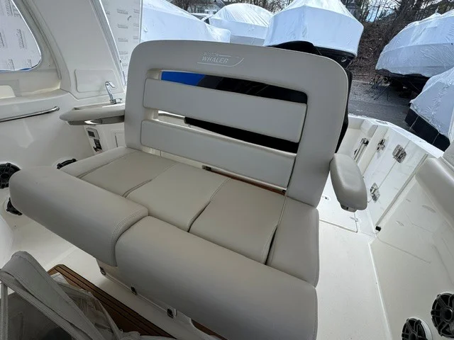2021 Boston Whaler 350 REALM Image Thumbnail #9