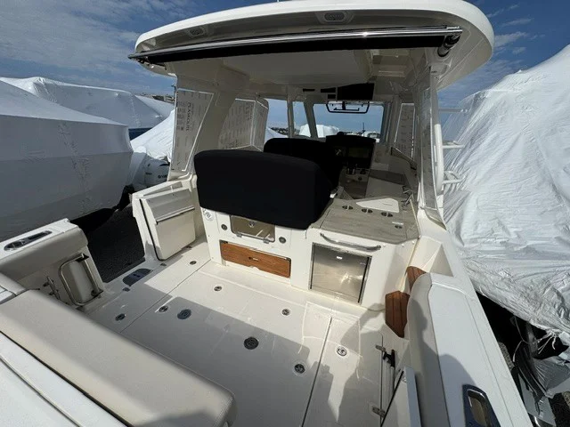 2021 Boston Whaler 350 REALM Image Thumbnail #4