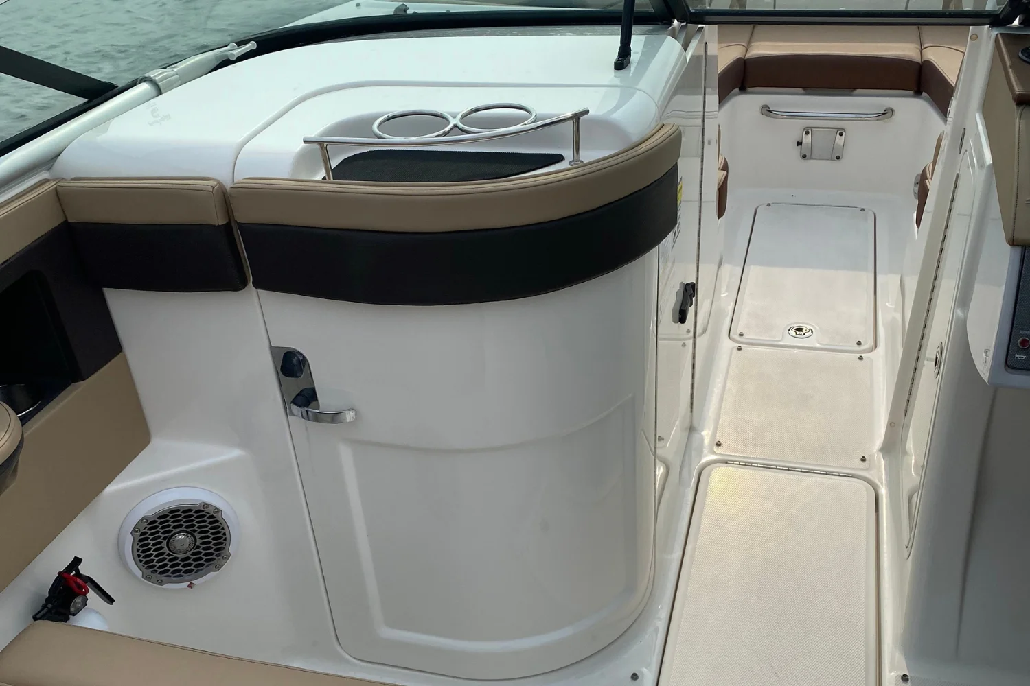 2016 Sea Ray 240 Sundeck Outboard Image Thumbnail #7