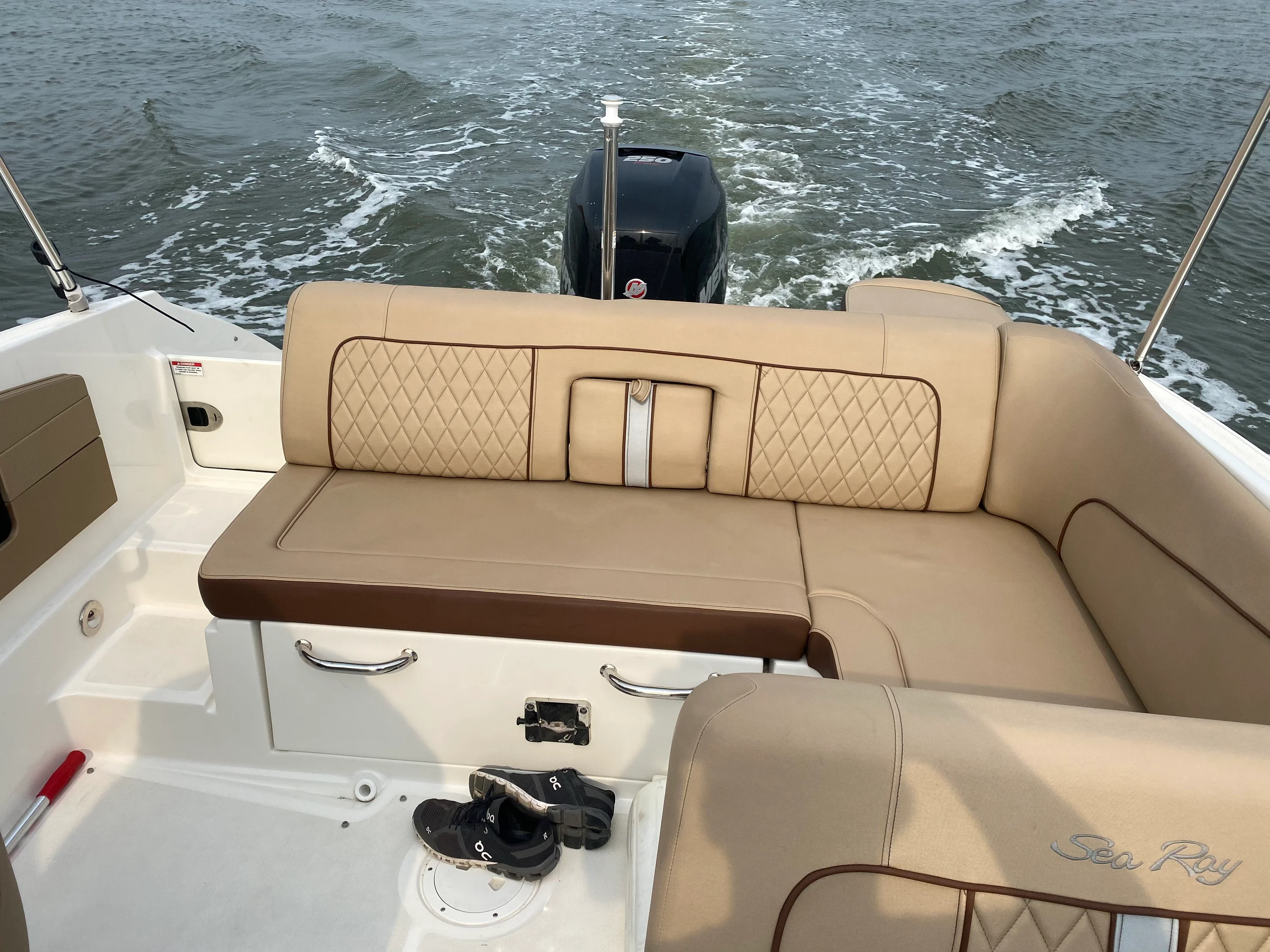 2016 Sea Ray 240 Sundeck Outboard Image Thumbnail #4
