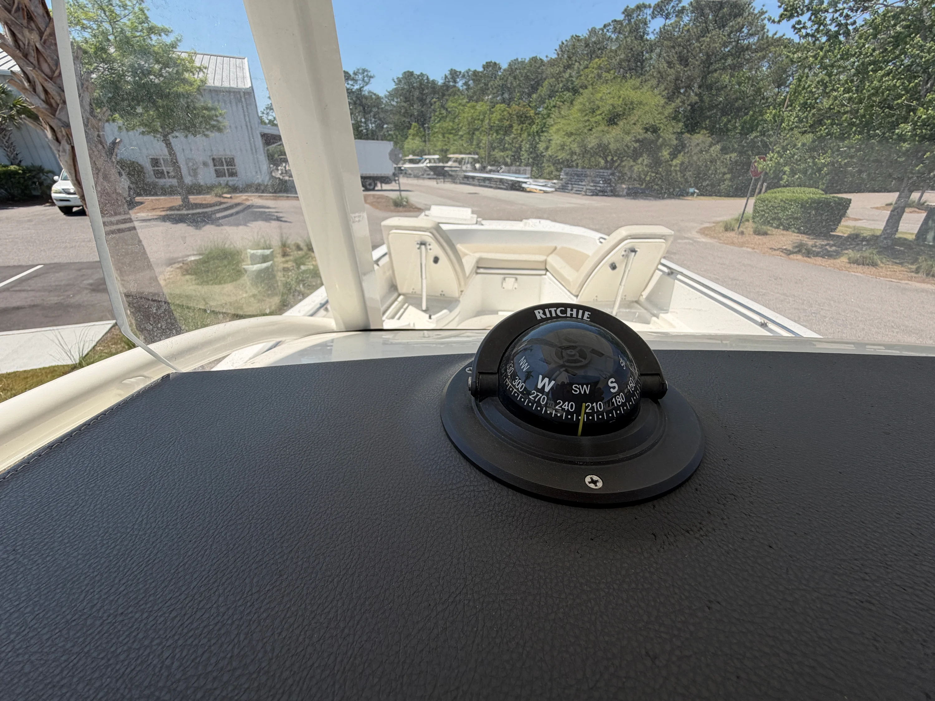 2017 Boston Whaler 270 DAUNTLESS Image Thumbnail #17