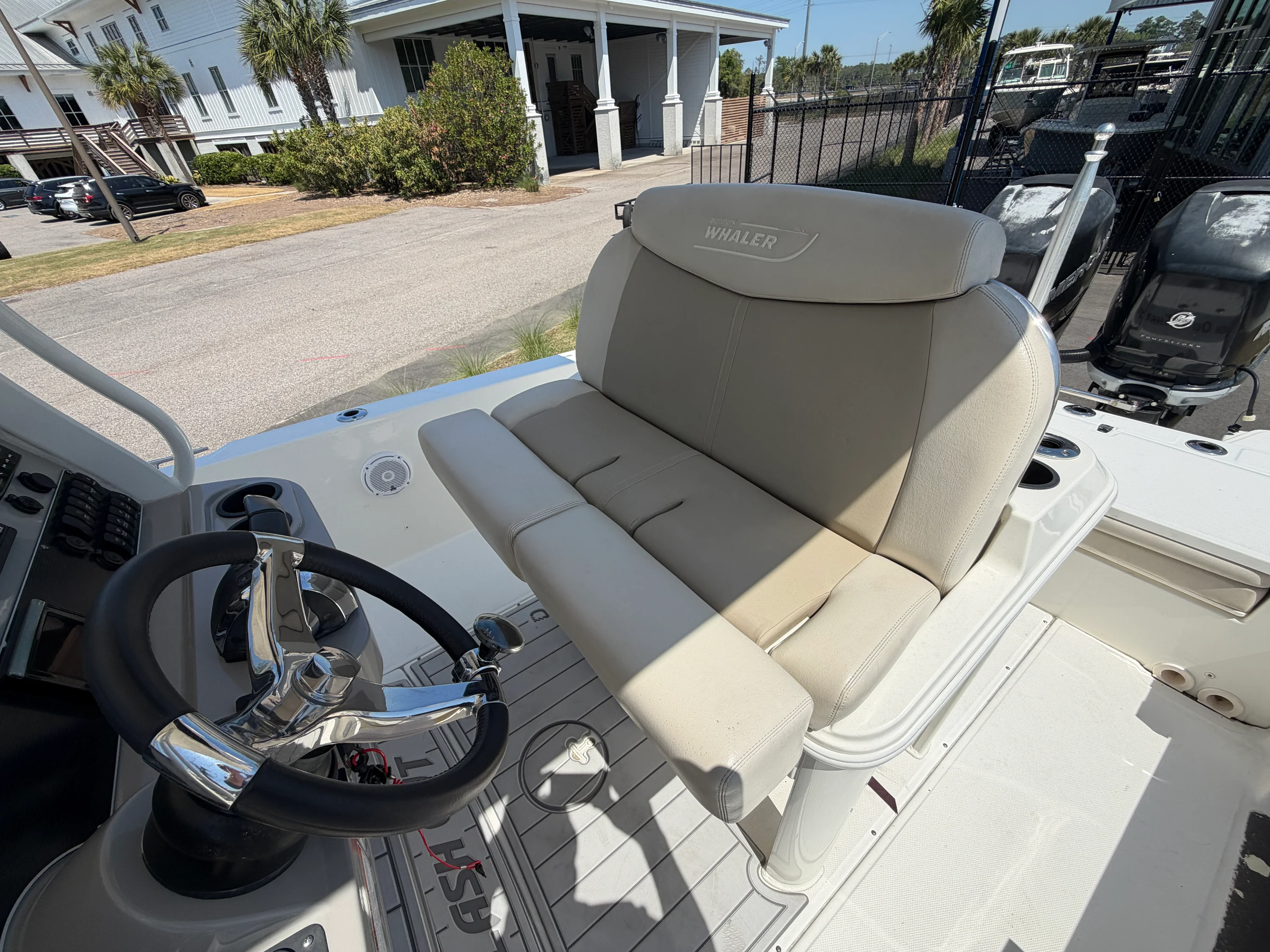 2017 Boston Whaler 270 DAUNTLESS Image Thumbnail #9