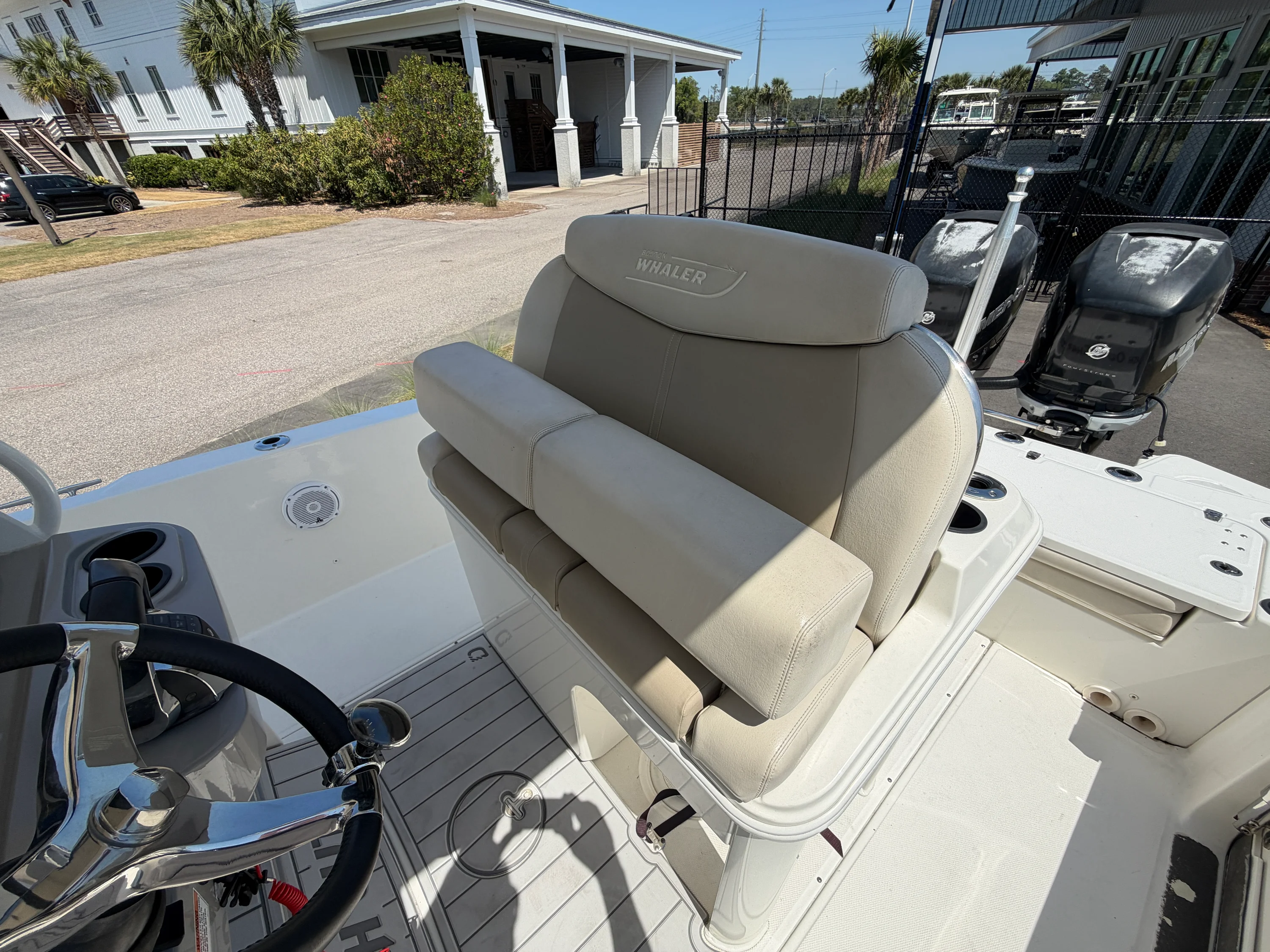 2017 Boston Whaler 270 DAUNTLESS Image Thumbnail #10