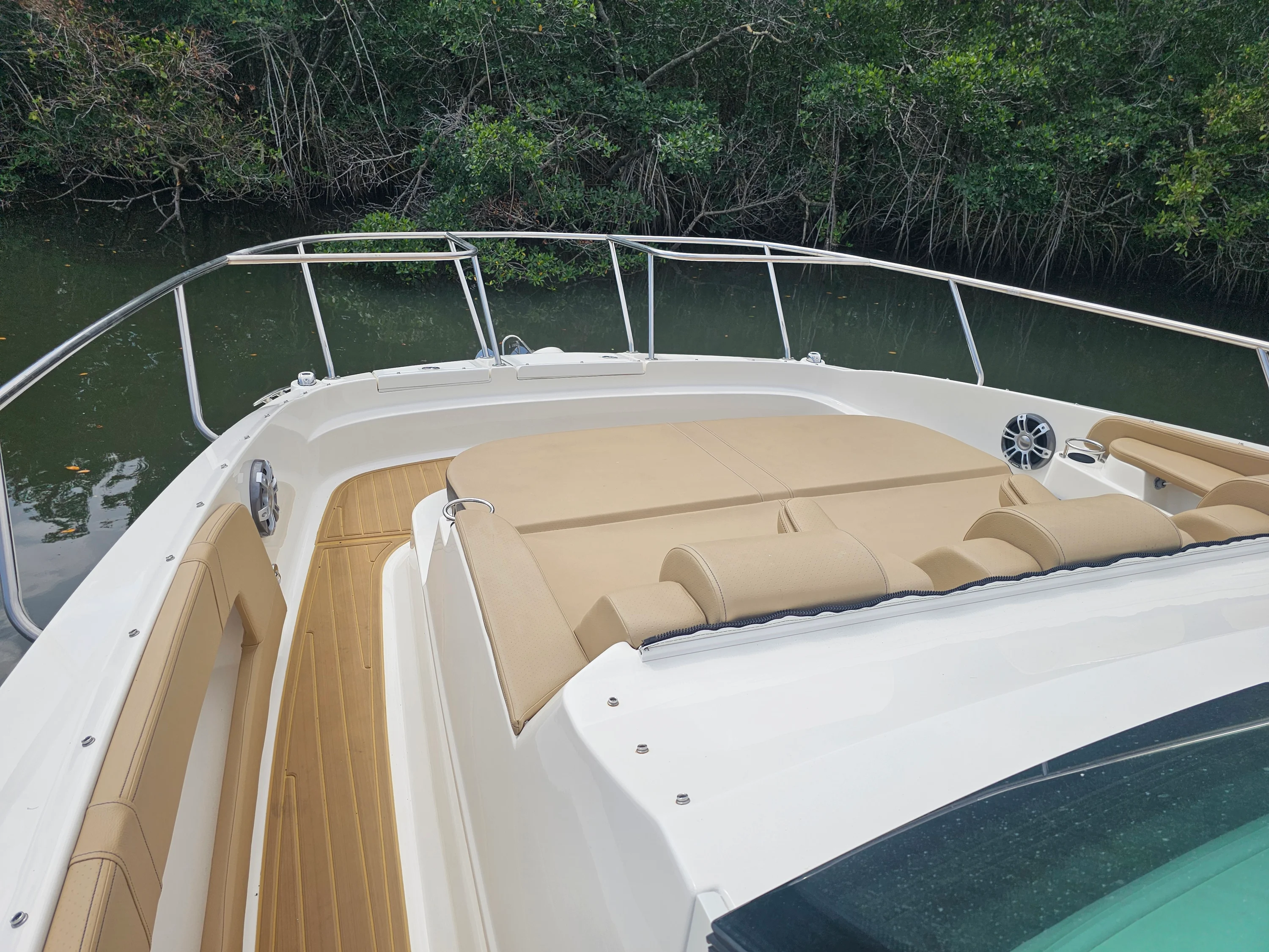 2024 Sea Ray SUNDANCER 320 OB Image Thumbnail #11