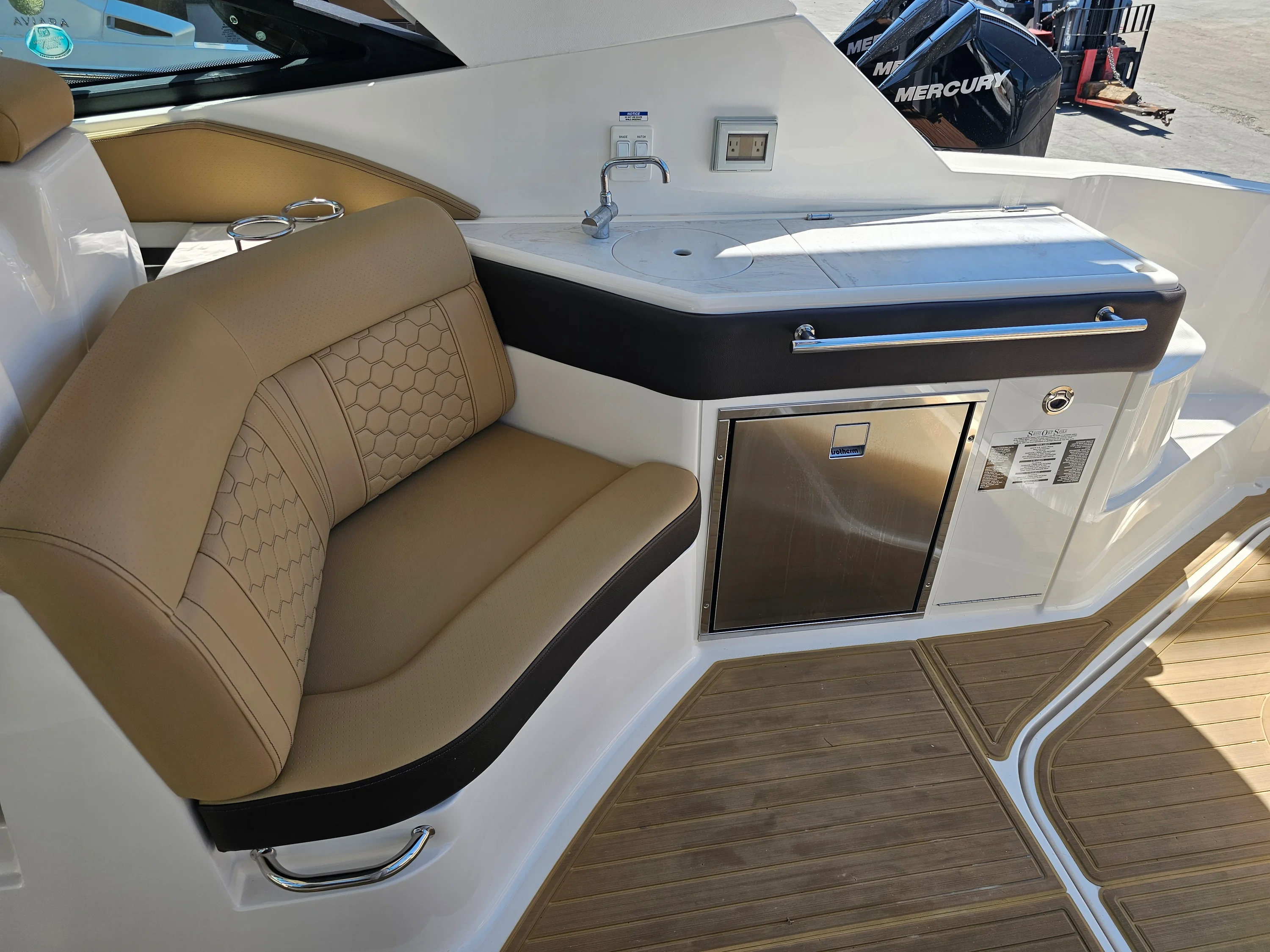 2024 Sea Ray SUNDANCER 320 OB Image Thumbnail #18