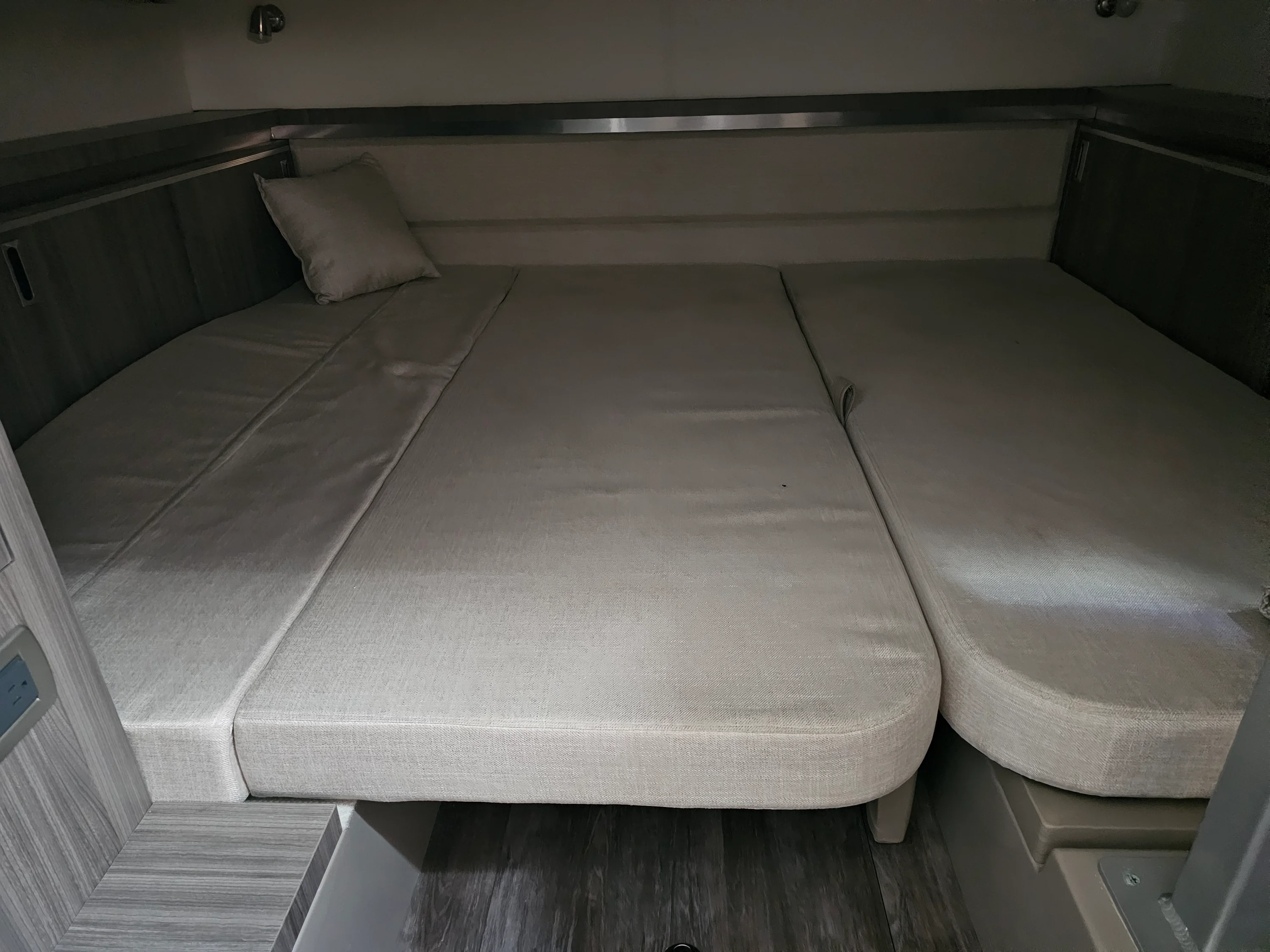 2024 Sea Ray SUNDANCER 320 OB Image Thumbnail #31