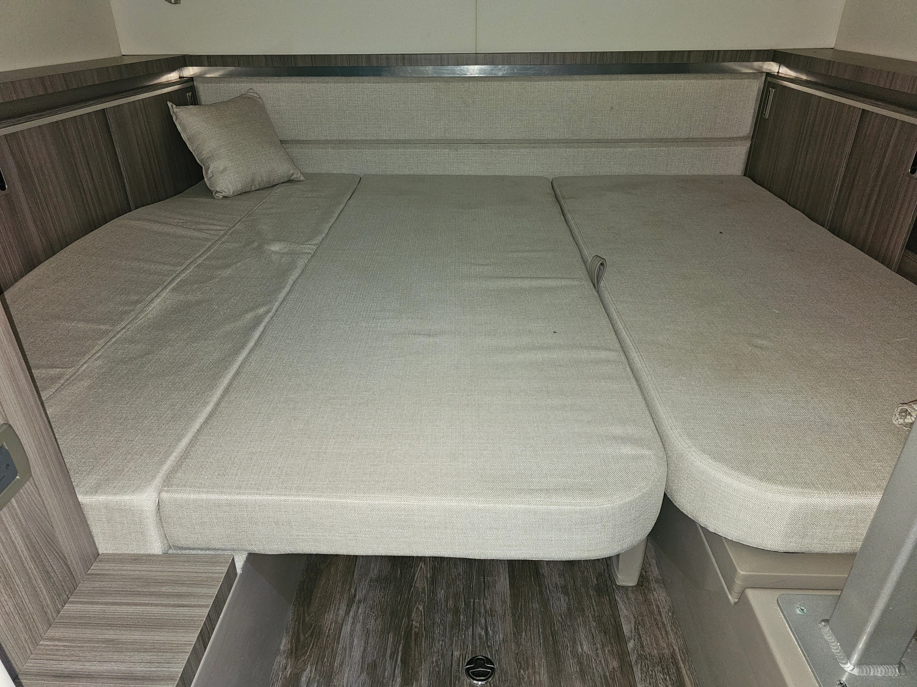 2024 Sea Ray SUNDANCER 320 OB Image Thumbnail #32