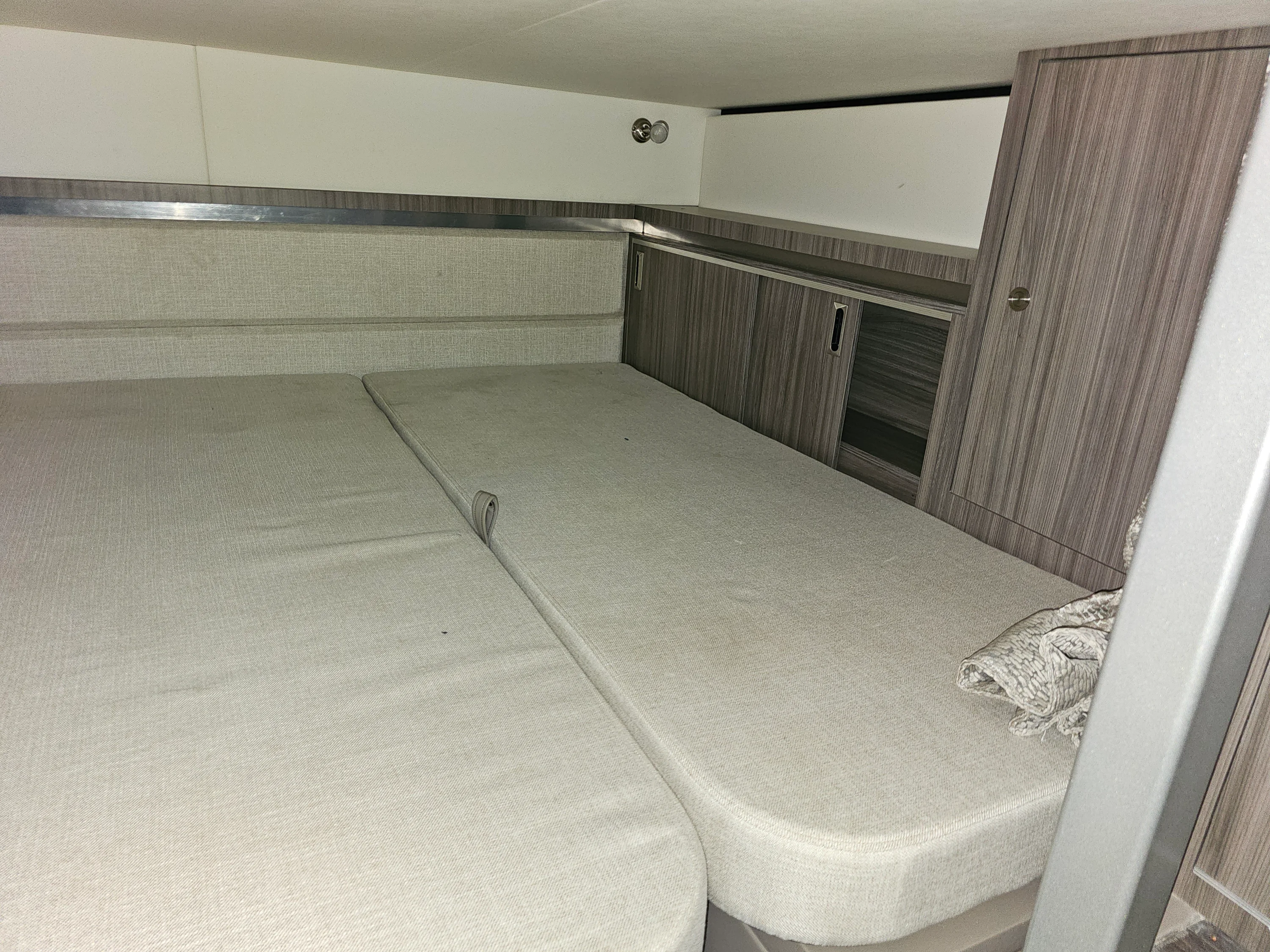 2024 Sea Ray SUNDANCER 320 OB Image Thumbnail #34