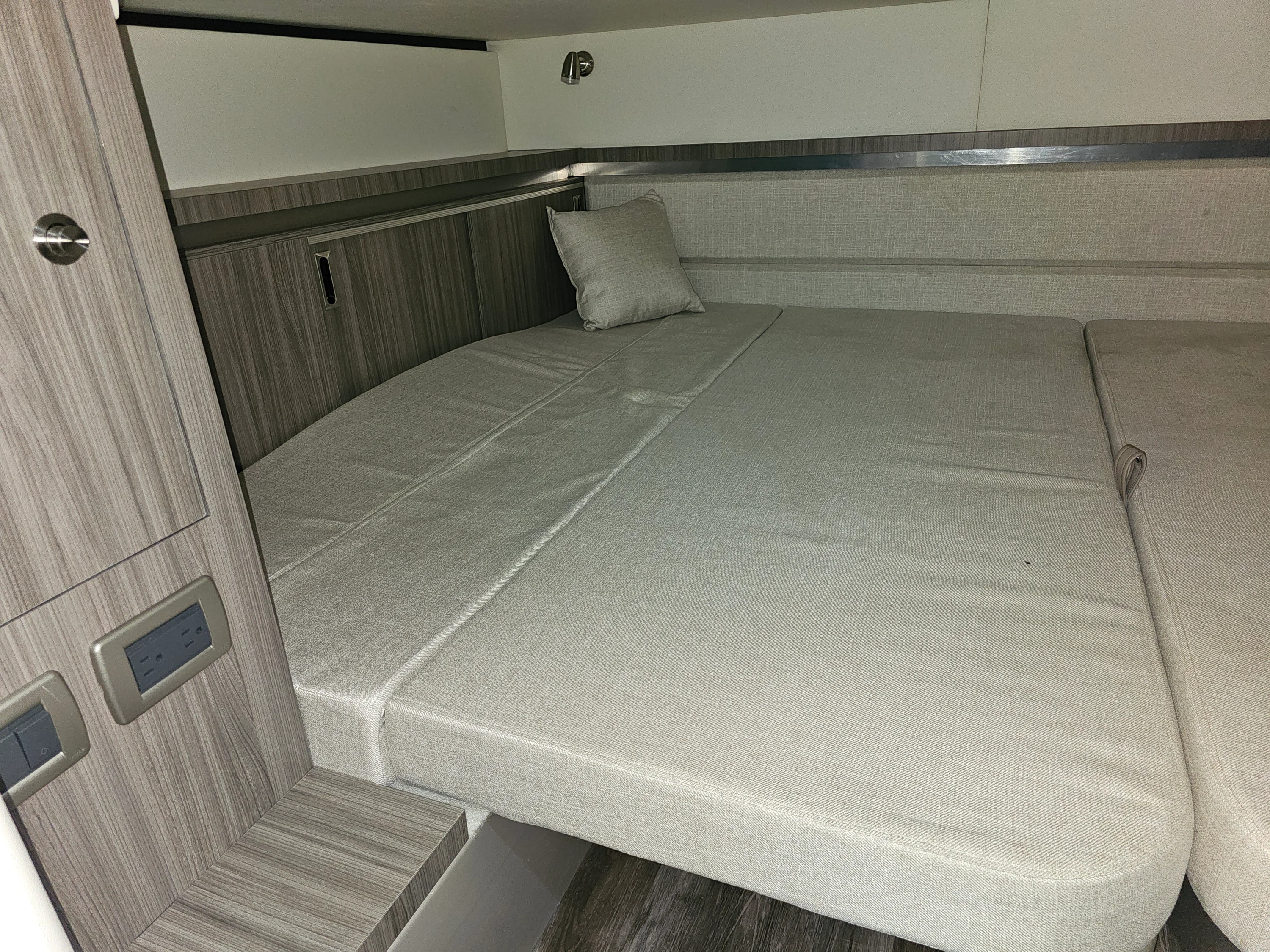 2024 Sea Ray SUNDANCER 320 OB Image Thumbnail #33