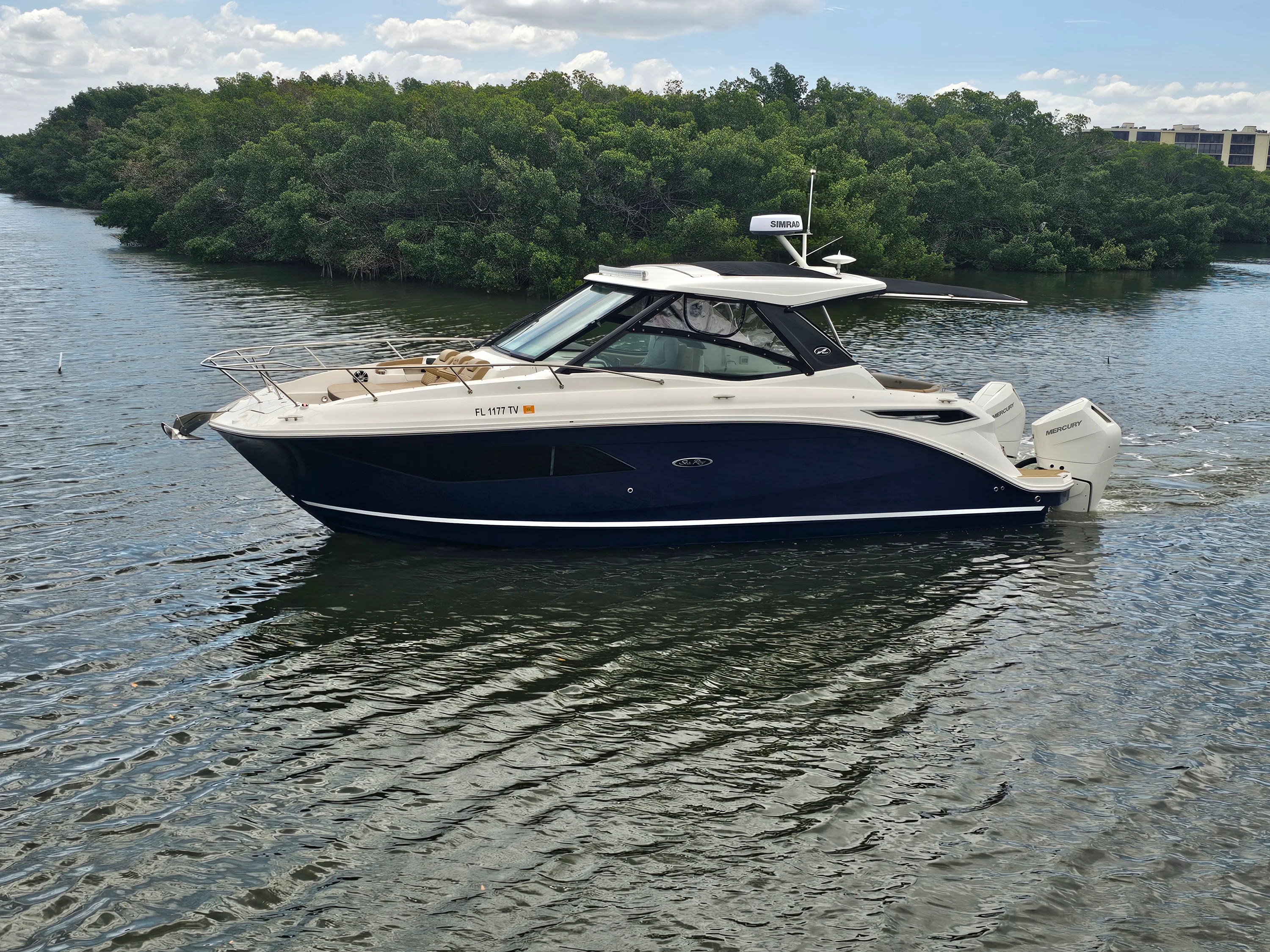 2024 Sea Ray SUNDANCER 320 OB Image Thumbnail #0