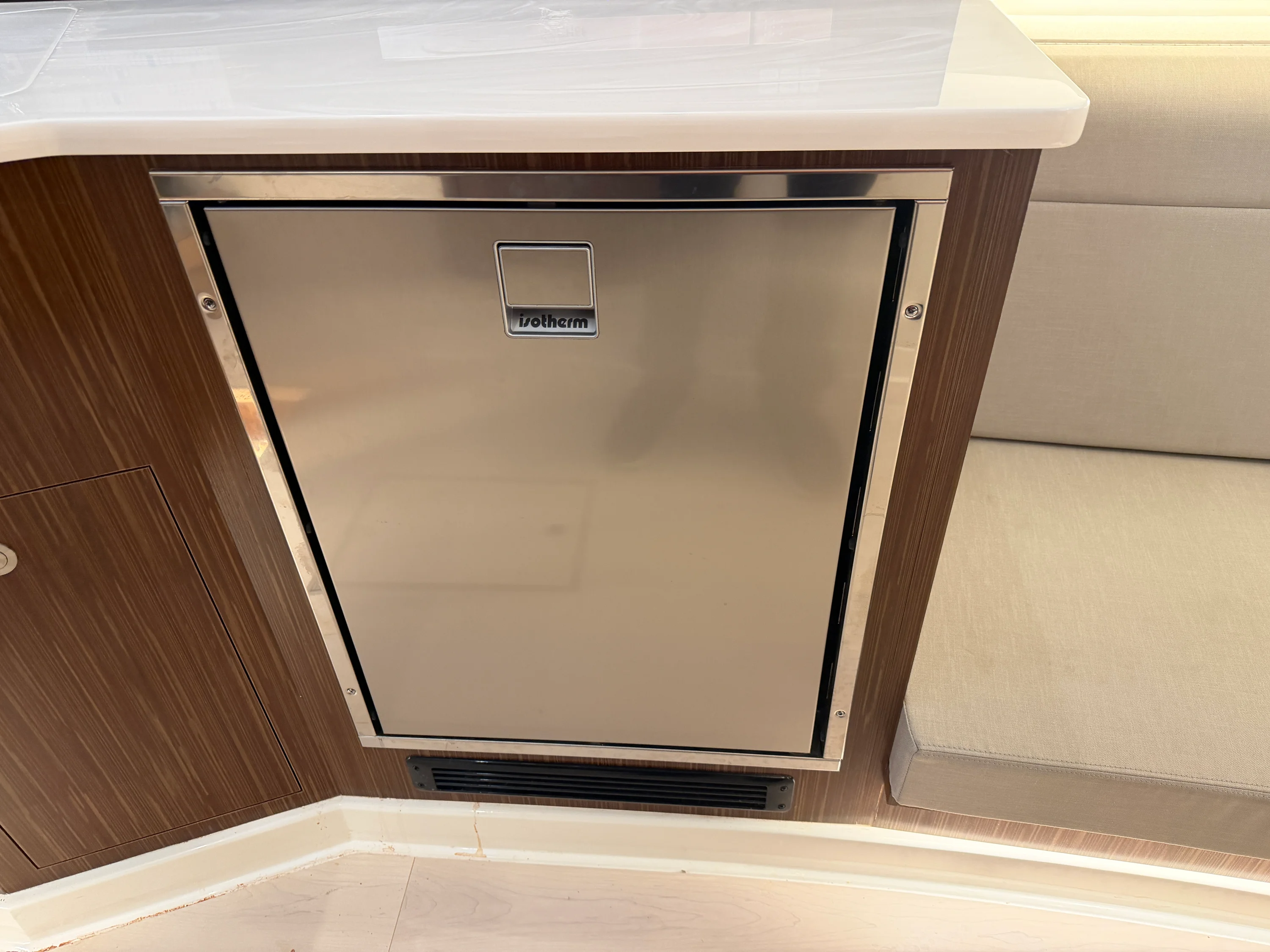 2023 Sea Ray 370 DA Image Thumbnail #19
