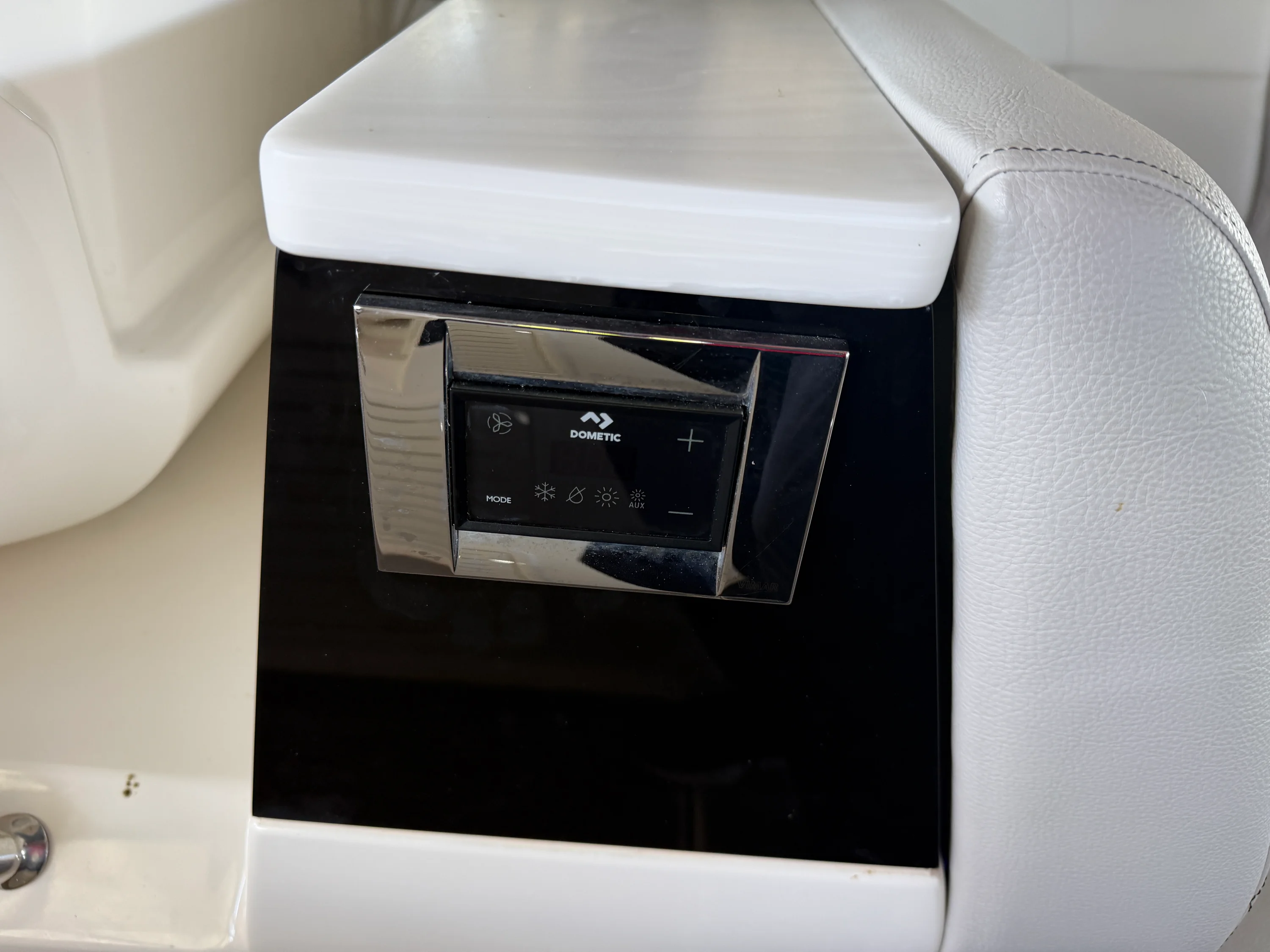 2023 Sea Ray 370 DA Image Thumbnail #8