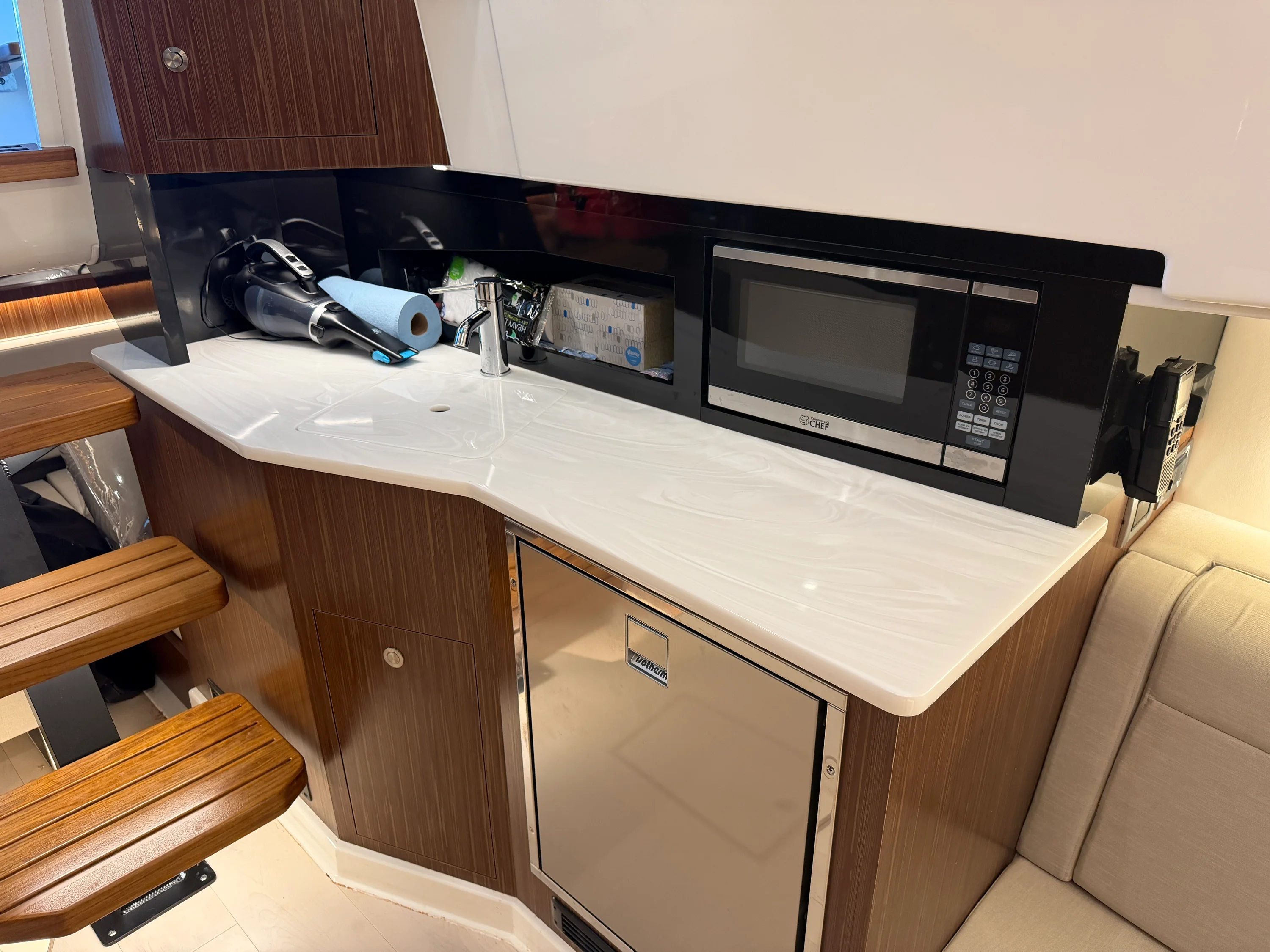 2023 Sea Ray 370 DA Image Thumbnail #18