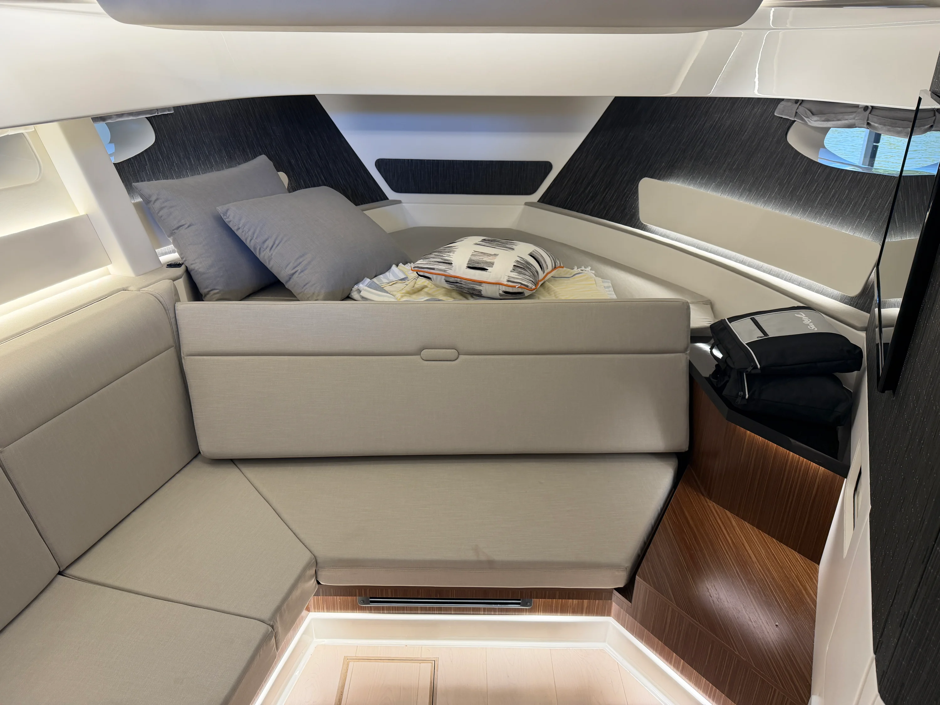 2023 Sea Ray 370 DA Image Thumbnail #20