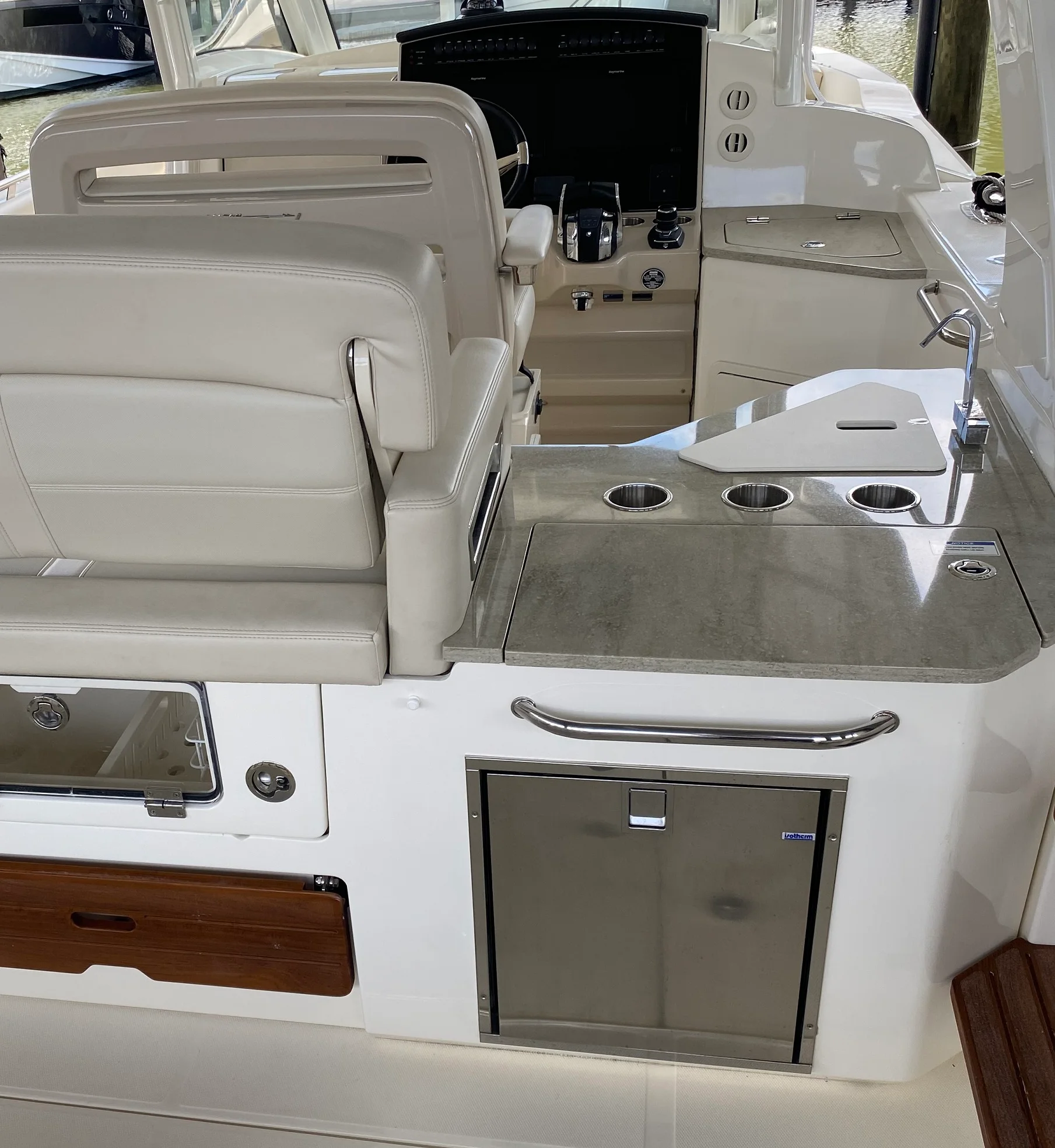 2020 Boston Whaler 350 REALM Image Thumbnail #11