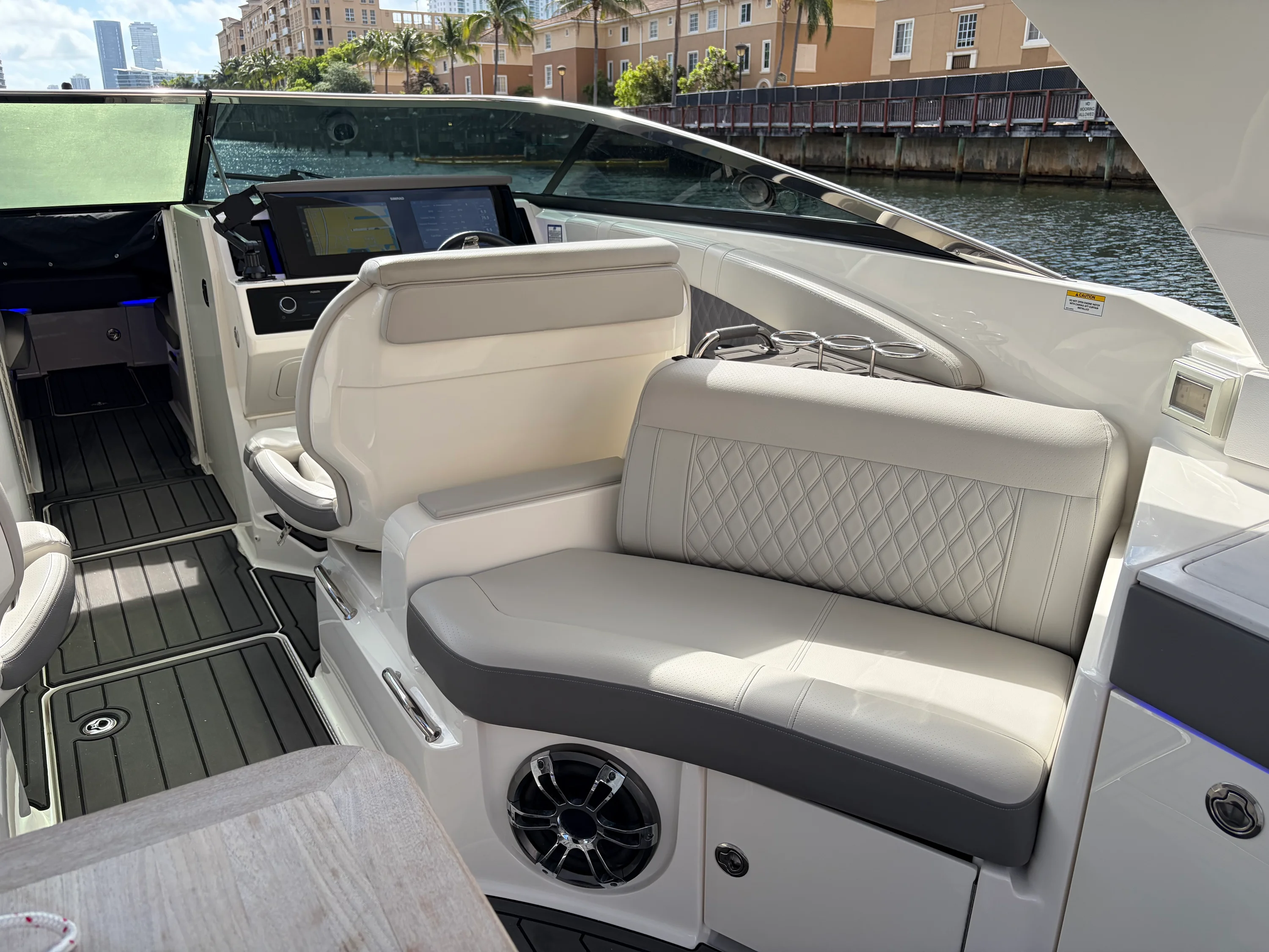 2023 Sea Ray 350 SLX OB Image Thumbnail #15