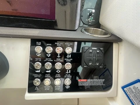 2020 Sea Ray 320 DA Image Thumbnail #9