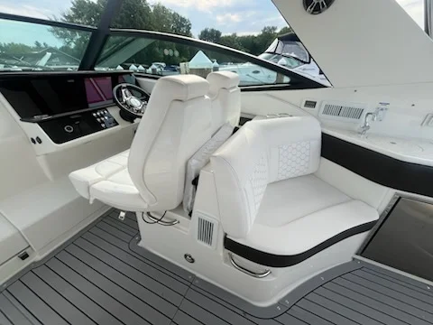 2020 Sea Ray 320 DA Image Thumbnail #5