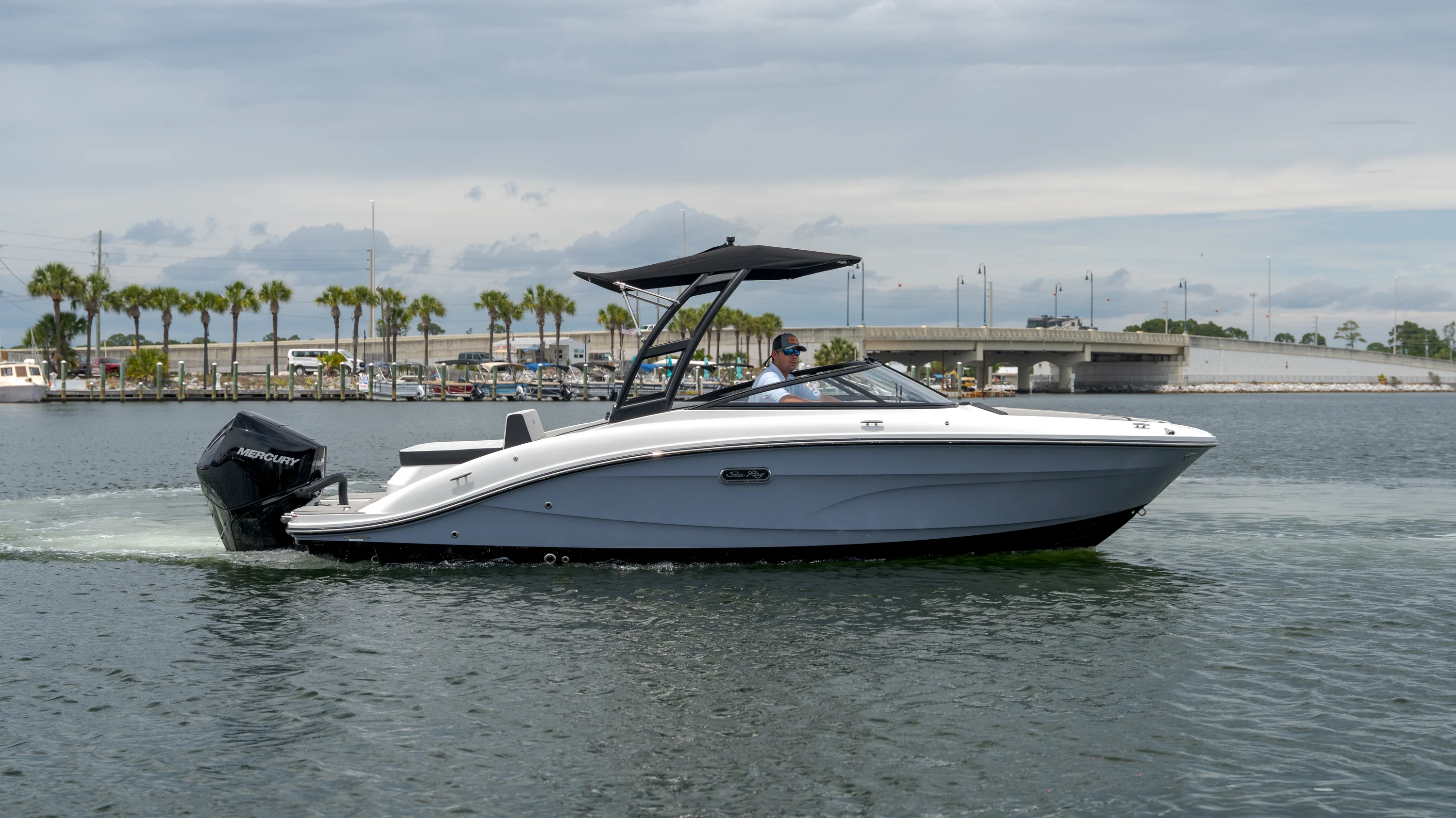 2026 Sea Ray SPX 210 Outboard Image Thumbnail #4