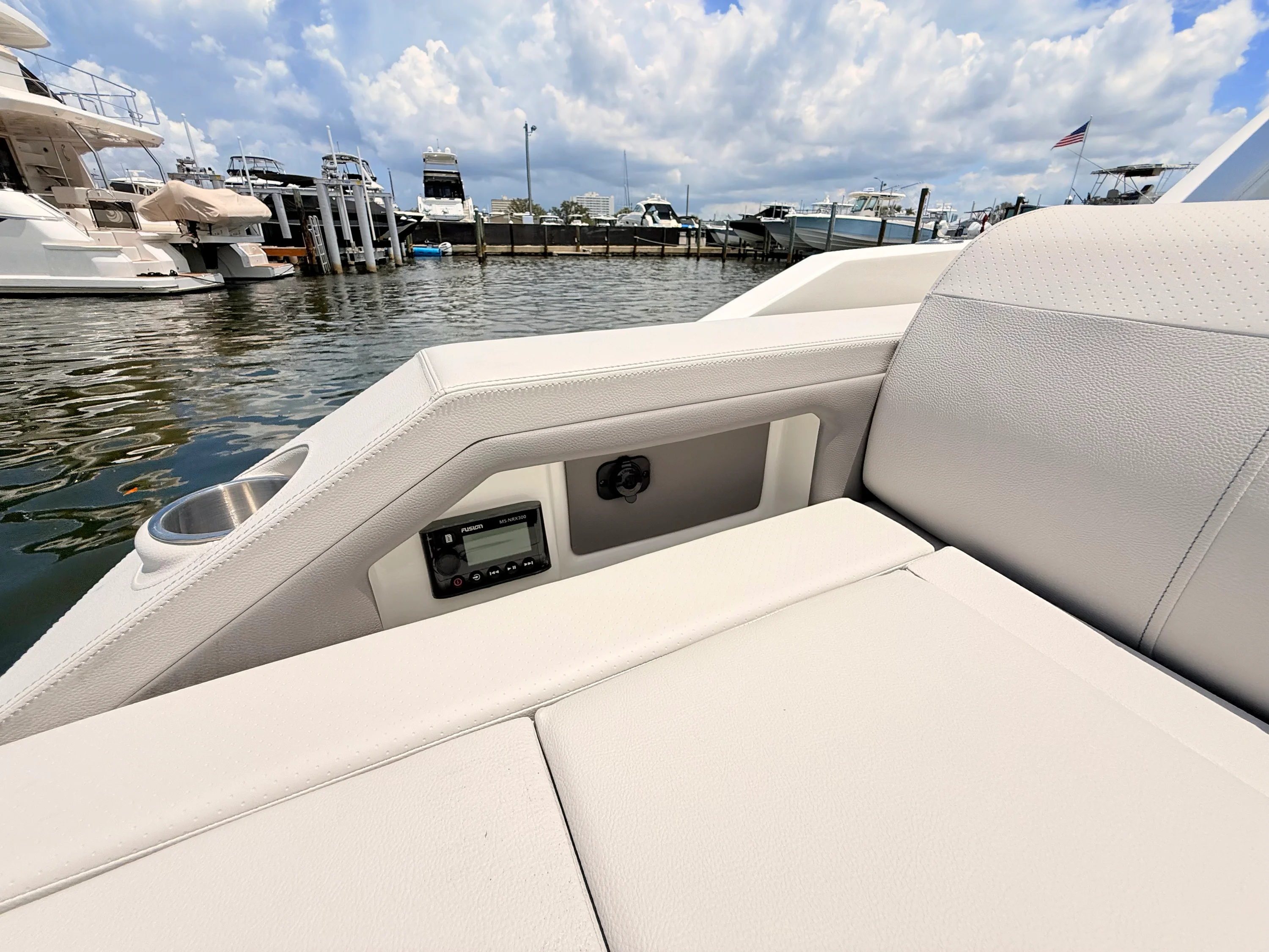 2026 Sea Ray SLX 310 Outboard Image Thumbnail #35