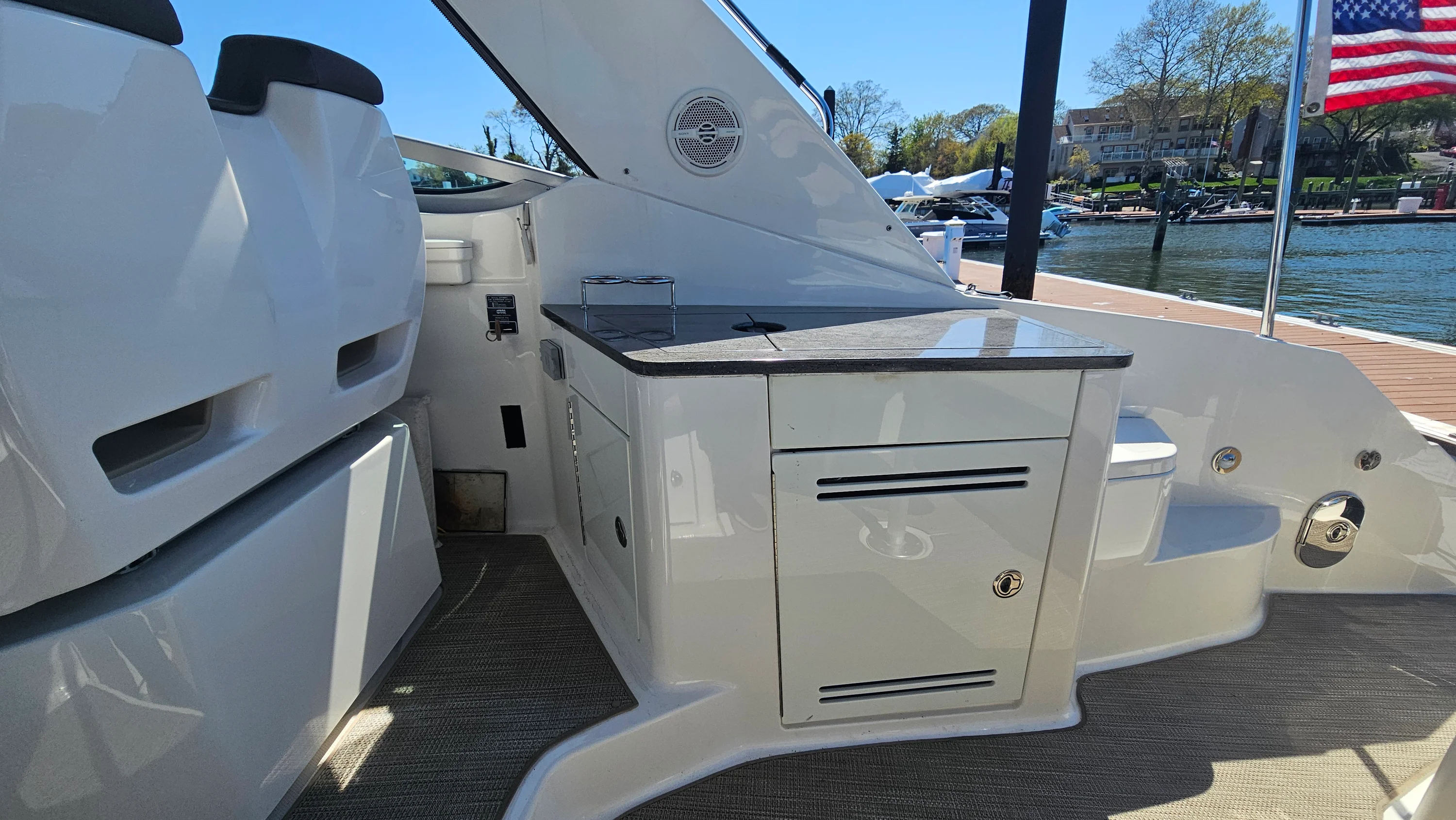 2013 Sea Ray 350 SUNDANCER Image Thumbnail #4