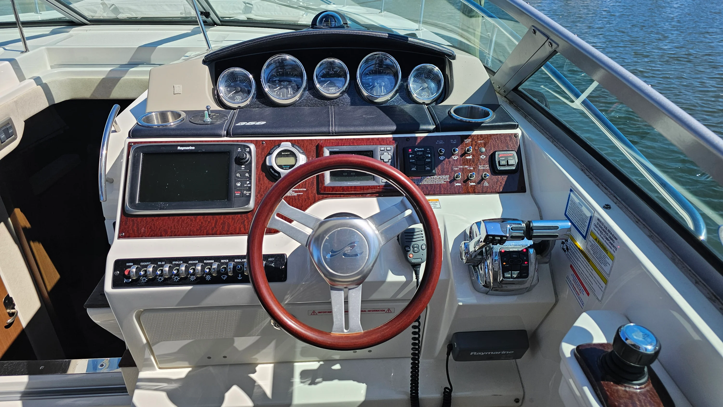 2013 Sea Ray 350 SUNDANCER Image Thumbnail #9