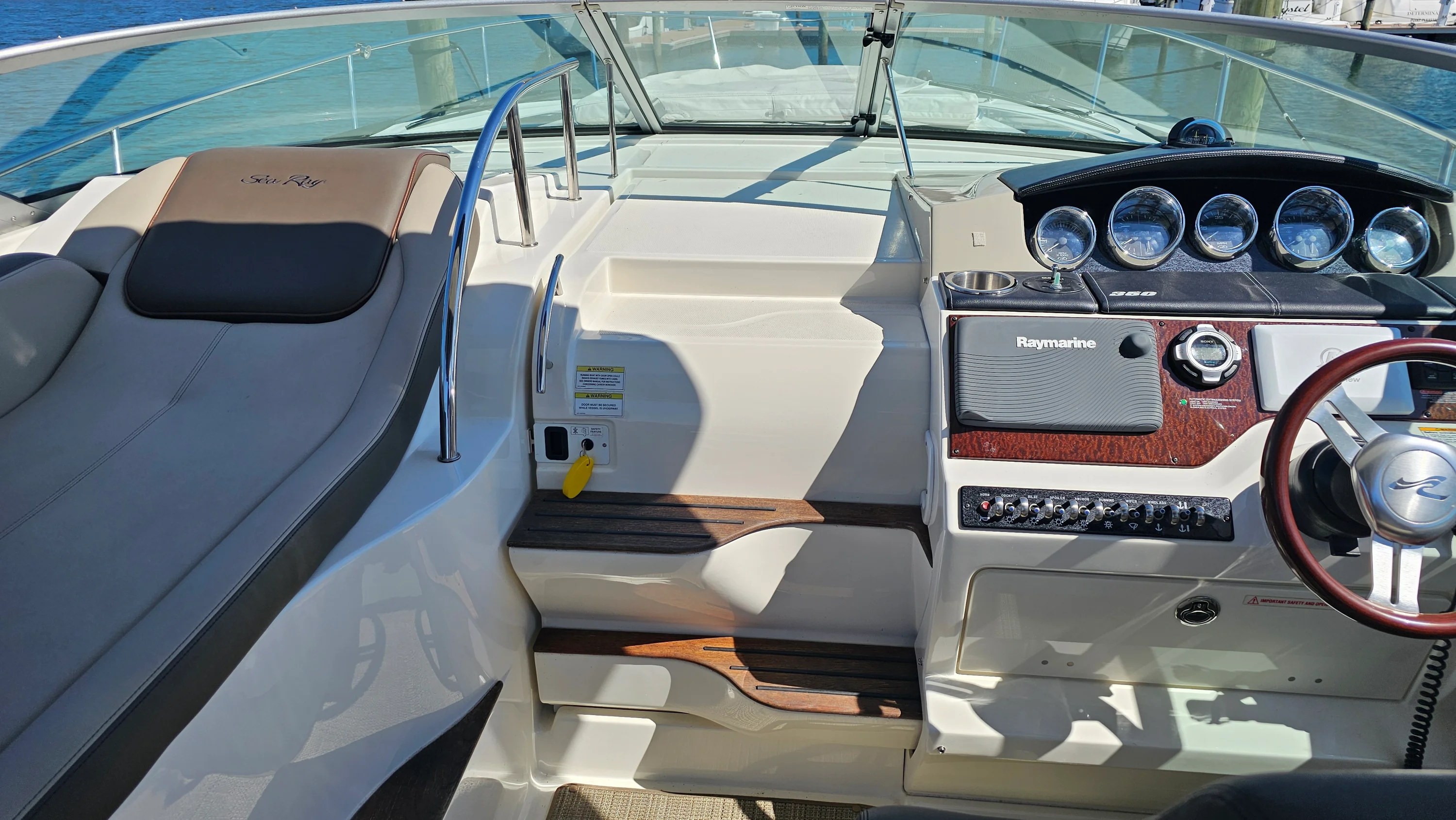 2013 Sea Ray 350 SUNDANCER Image Thumbnail #10