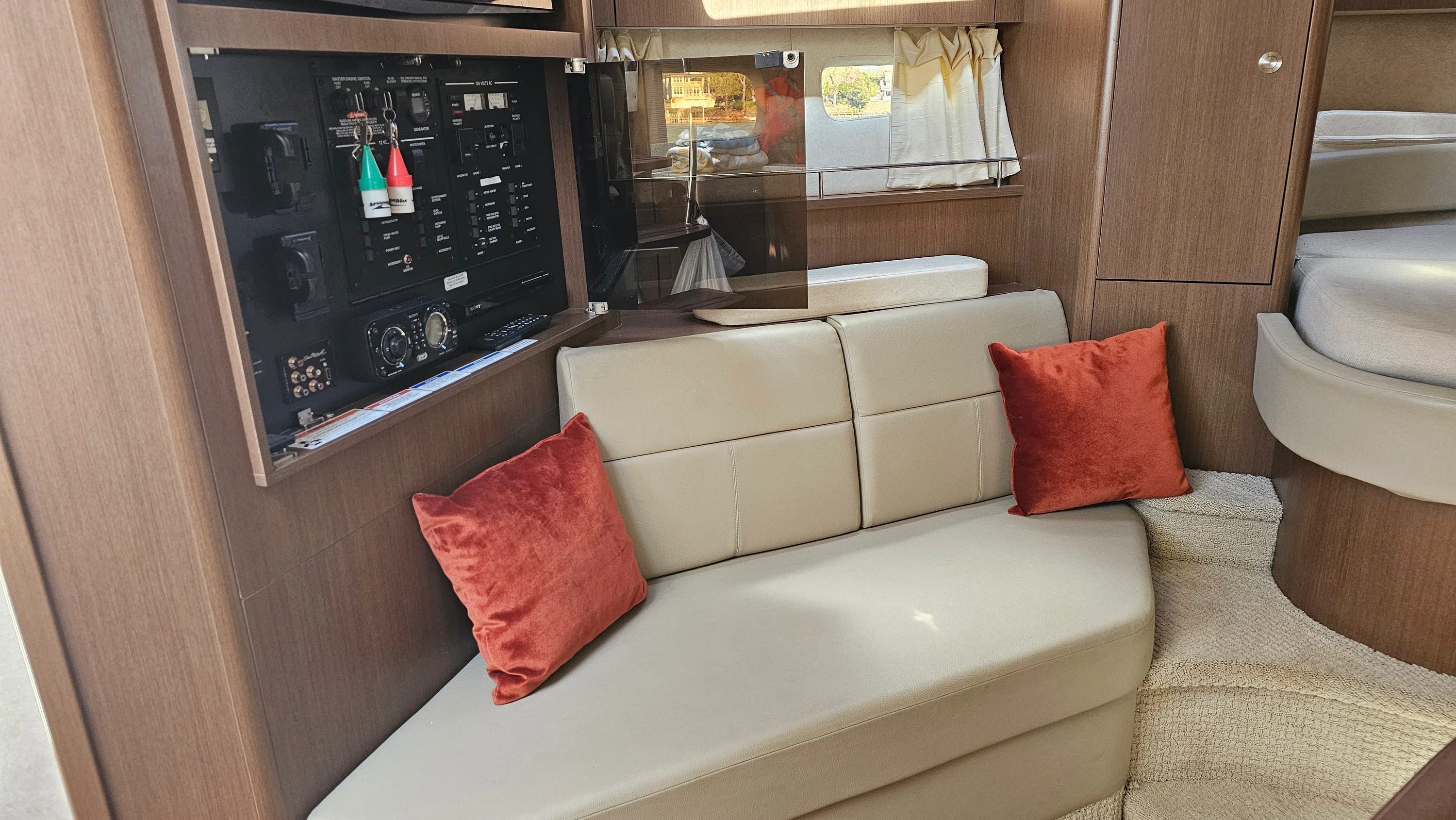 2013 Sea Ray 350 SUNDANCER Image Thumbnail #14