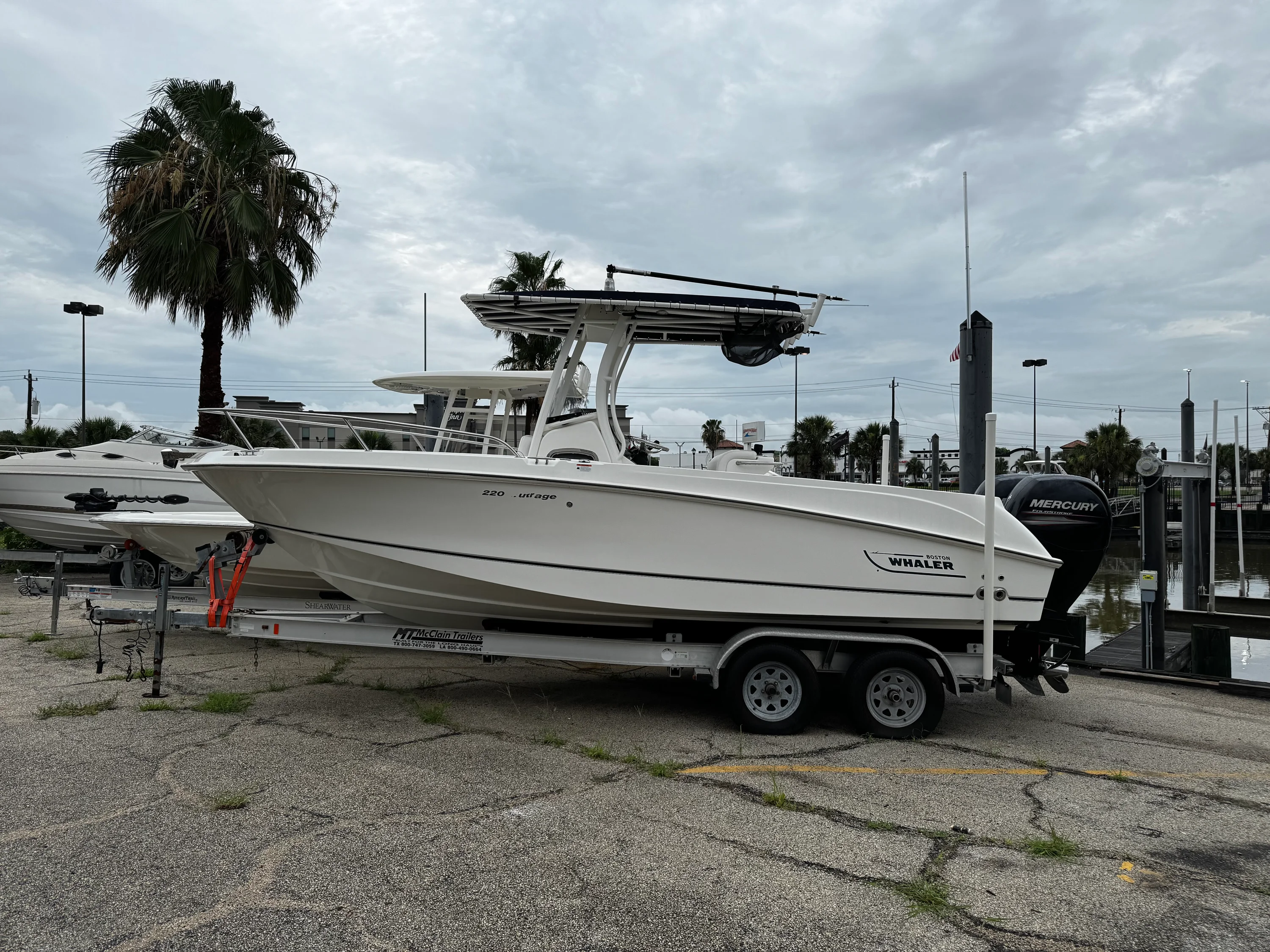 2016 Boston Whaler 220 OUTRAGE Image Thumbnail #3