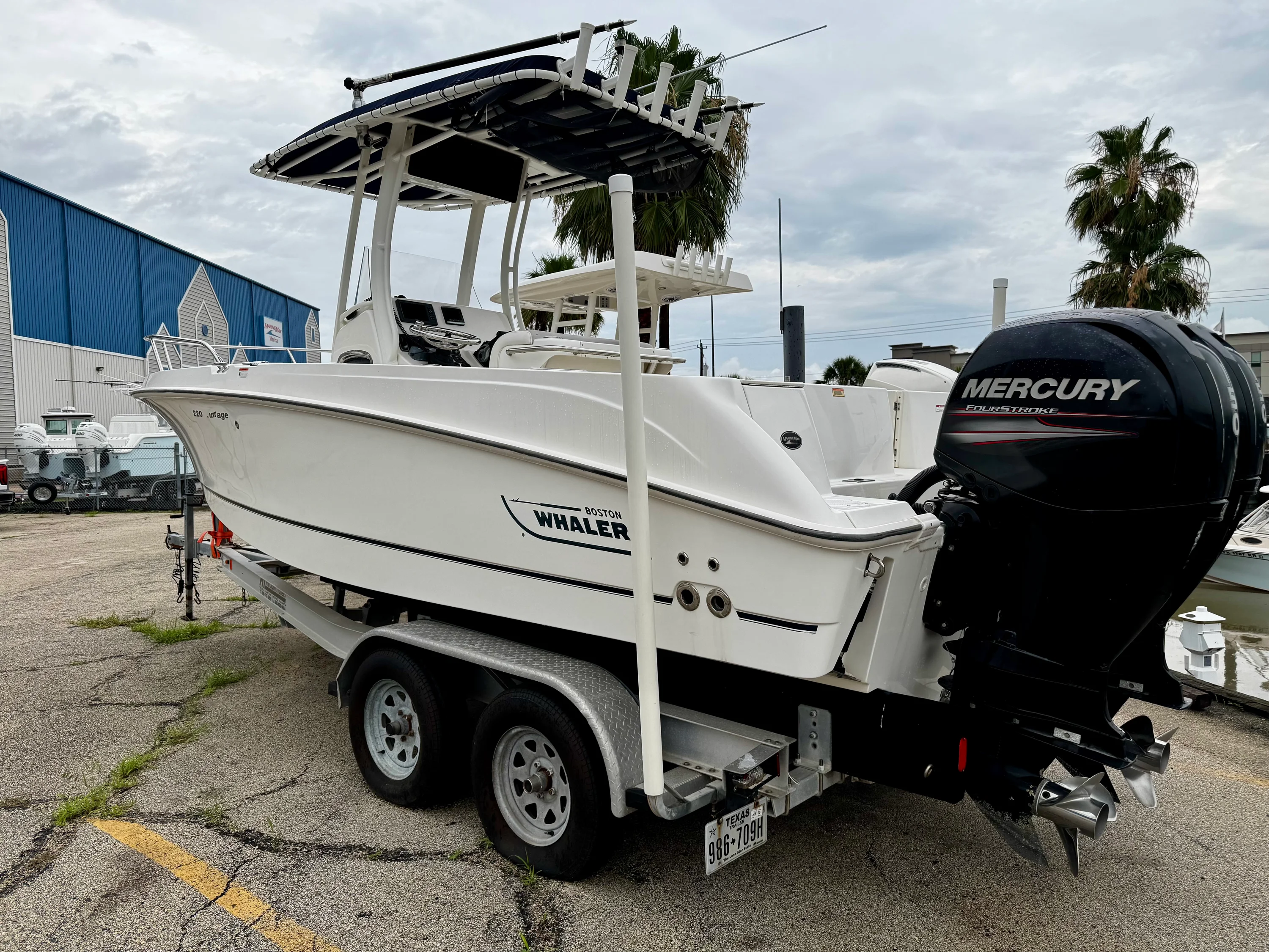 2016 Boston Whaler 220 OUTRAGE Image Thumbnail #1