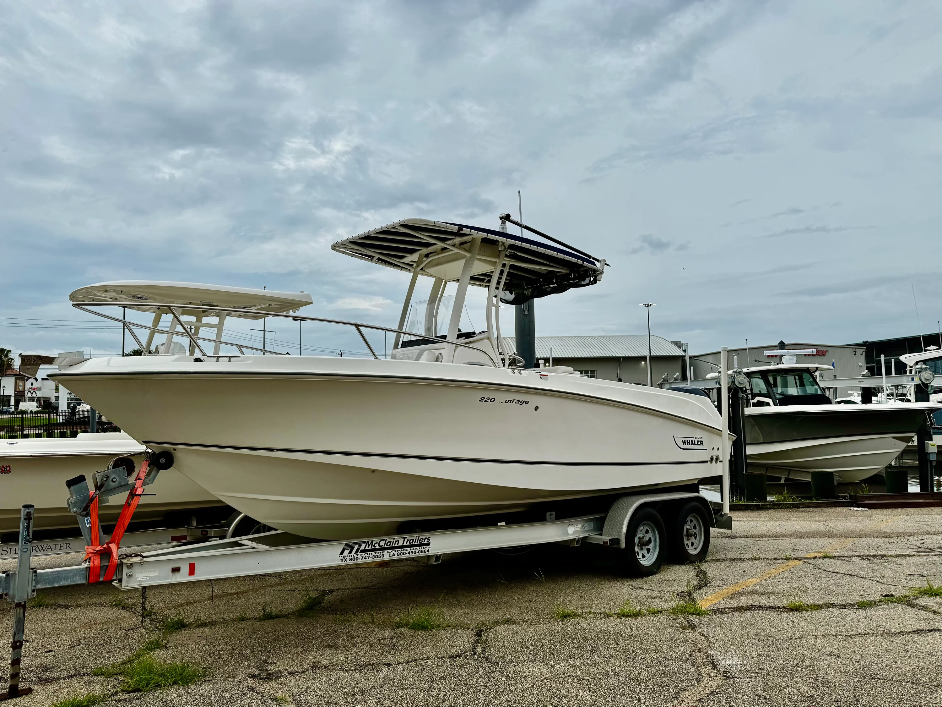 2016 Boston Whaler 220 OUTRAGE Image Thumbnail #2