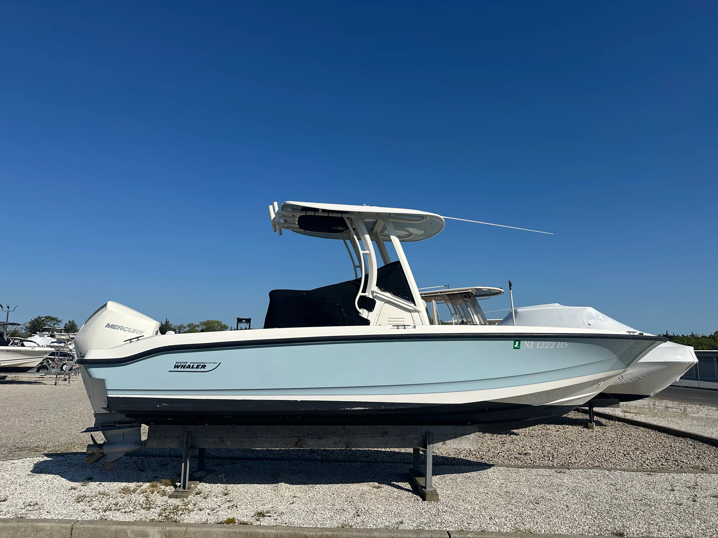 2023 Boston Whaler 220 DAUNTLESS Image Thumbnail #0