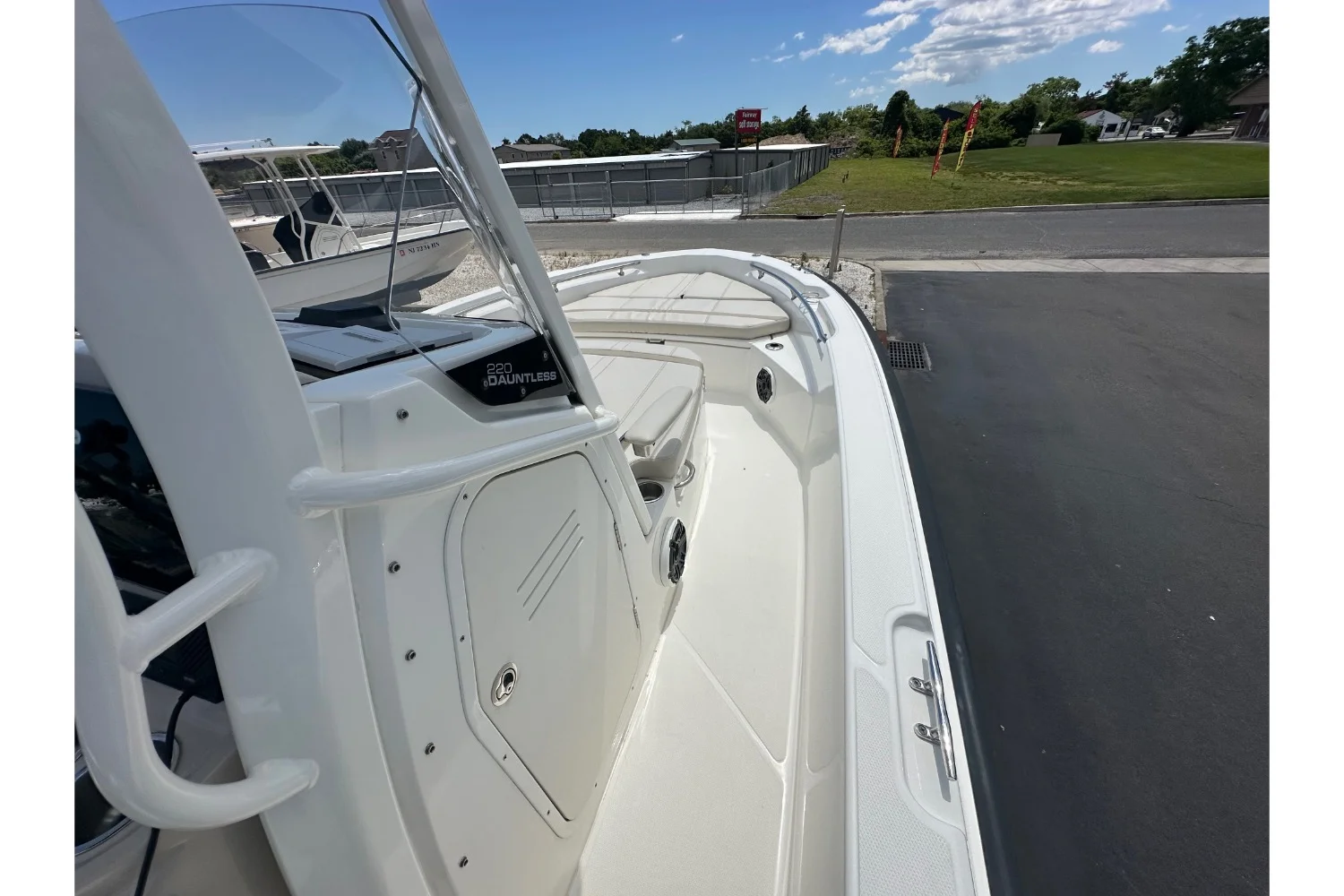 2023 Boston Whaler 220 DAUNTLESS Image Thumbnail #10