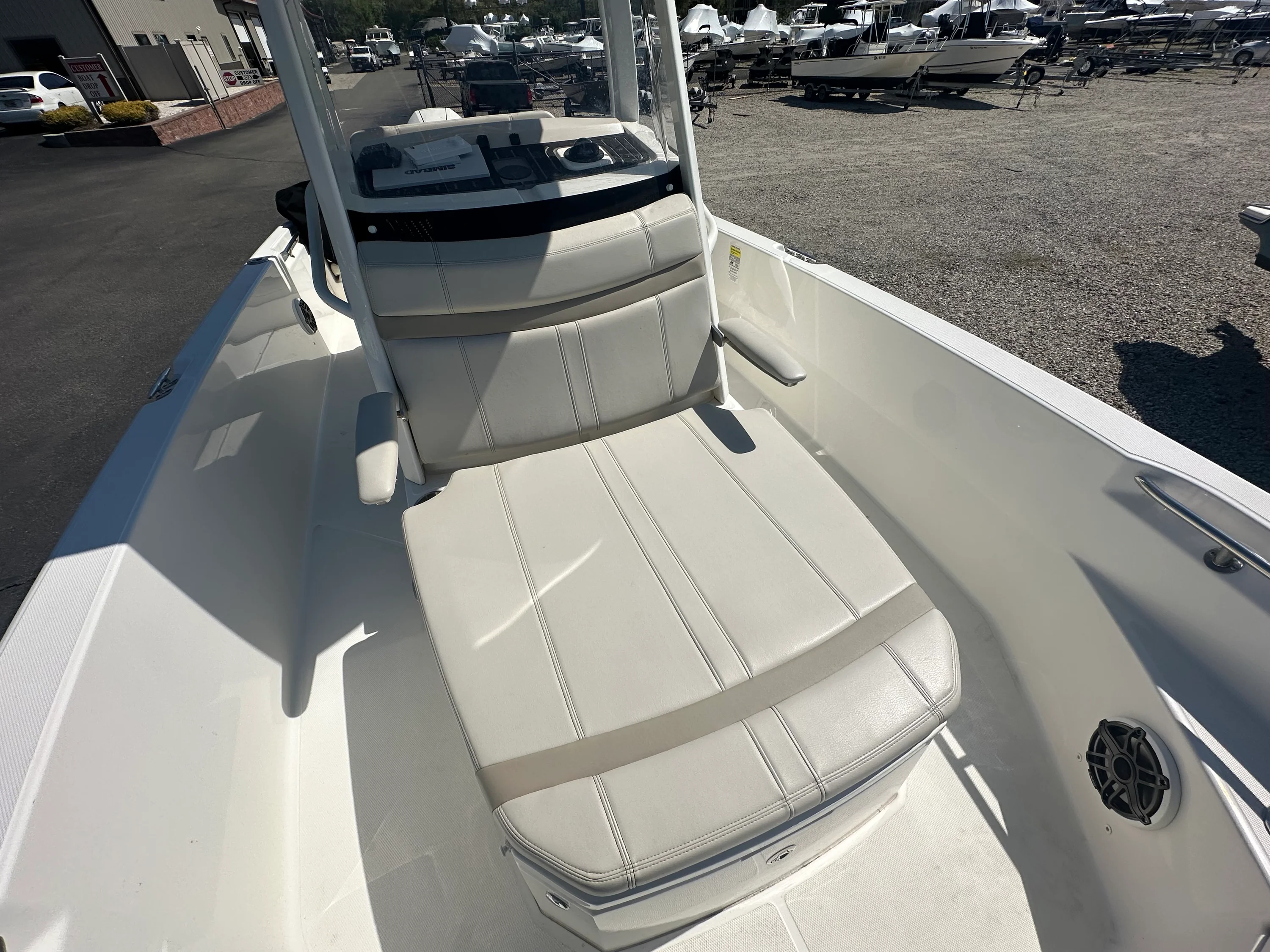 2023 Boston Whaler 220 DAUNTLESS Image Thumbnail #6