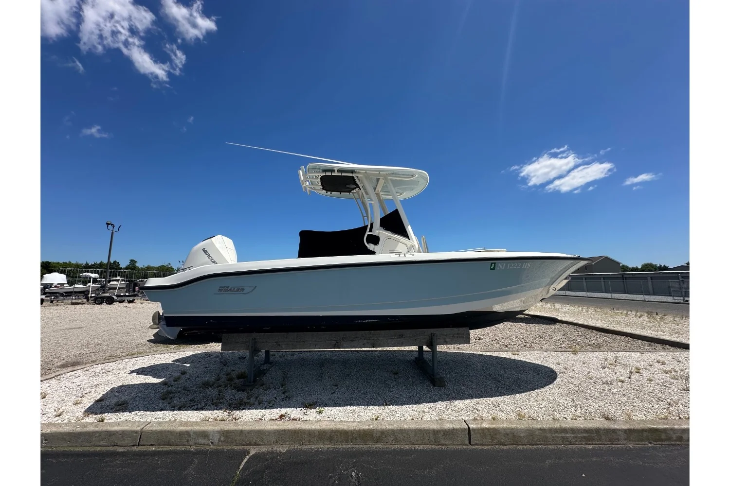 2023 Boston Whaler 220 DAUNTLESS Image Thumbnail #1