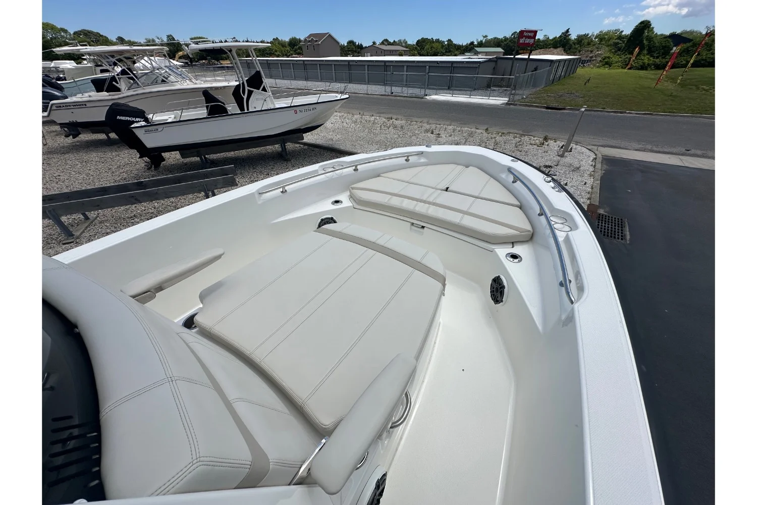 2023 Boston Whaler 220 DAUNTLESS Image Thumbnail #14