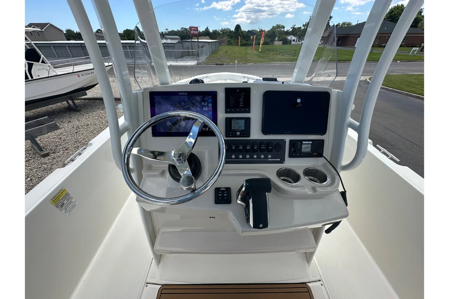 2023 Boston Whaler 220 DAUNTLESS Image Thumbnail #8