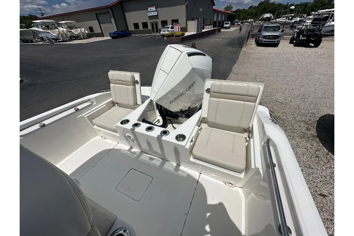 2023 Boston Whaler 220 DAUNTLESS Image Thumbnail #3