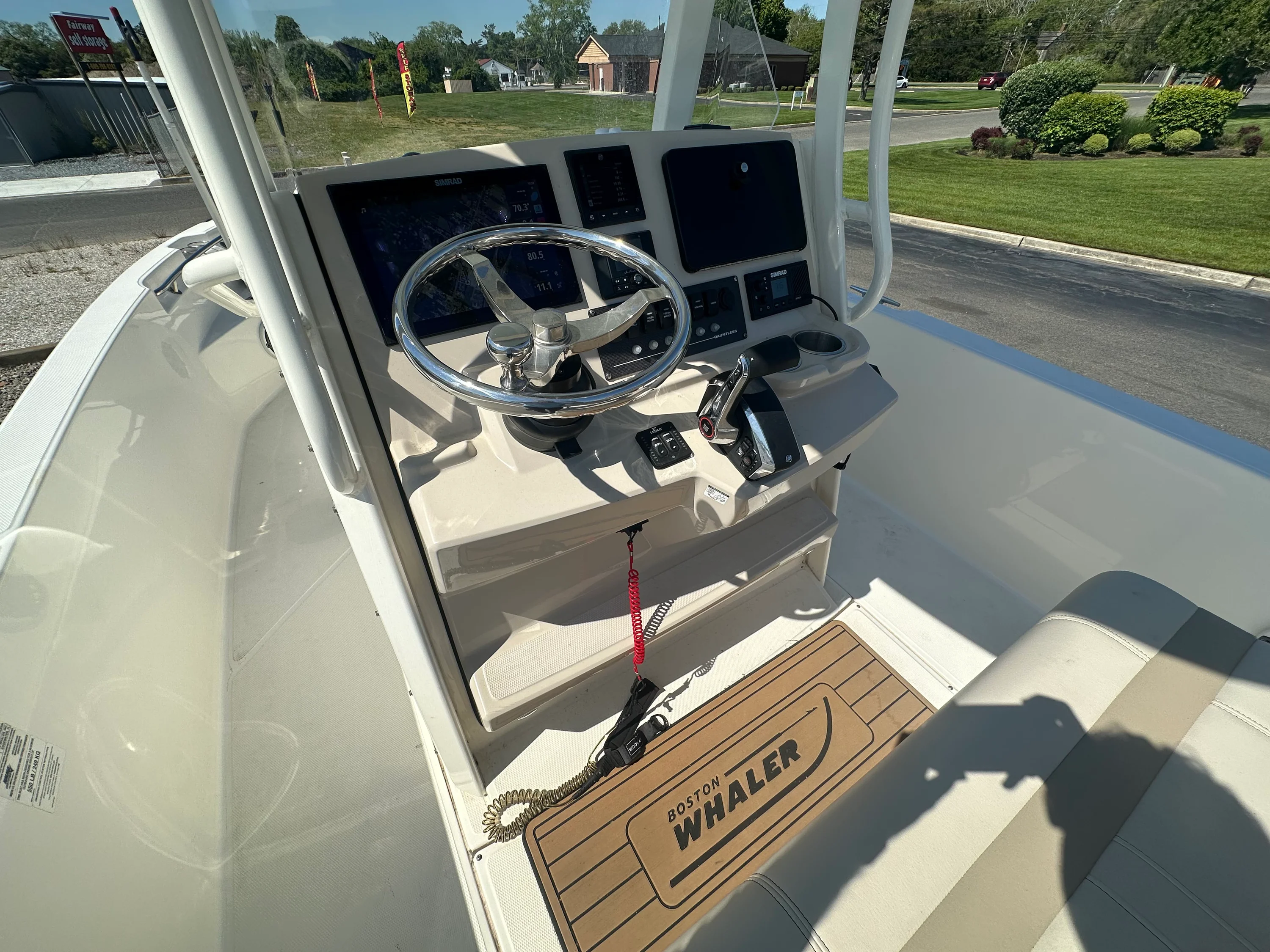 2023 Boston Whaler 220 DAUNTLESS Image Thumbnail #2