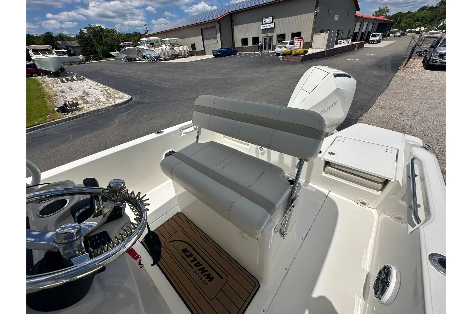 2023 Boston Whaler 220 DAUNTLESS Image Thumbnail #5