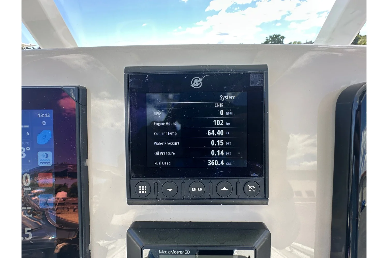 2023 Boston Whaler 220 DAUNTLESS Image Thumbnail #9