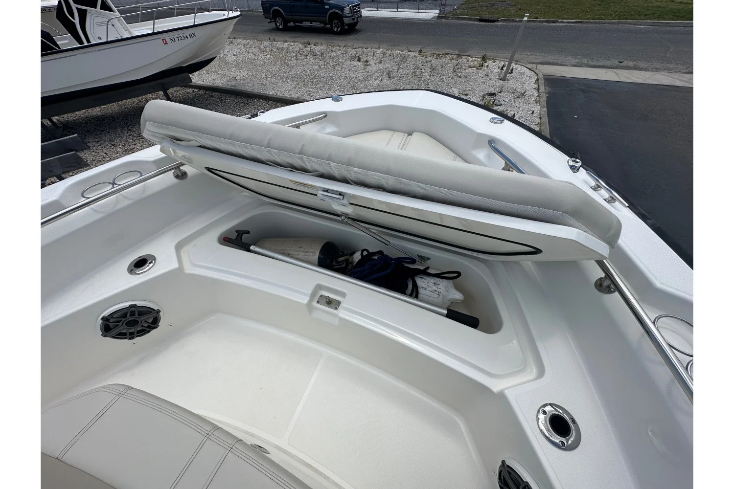 2023 Boston Whaler 220 DAUNTLESS Image Thumbnail #16