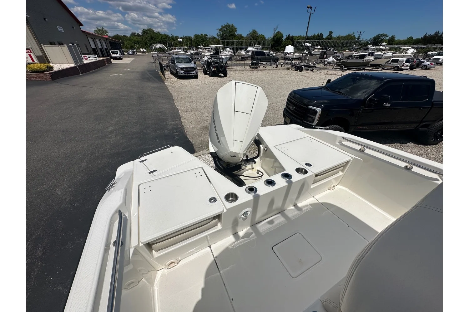 2023 Boston Whaler 220 DAUNTLESS Image Thumbnail #2