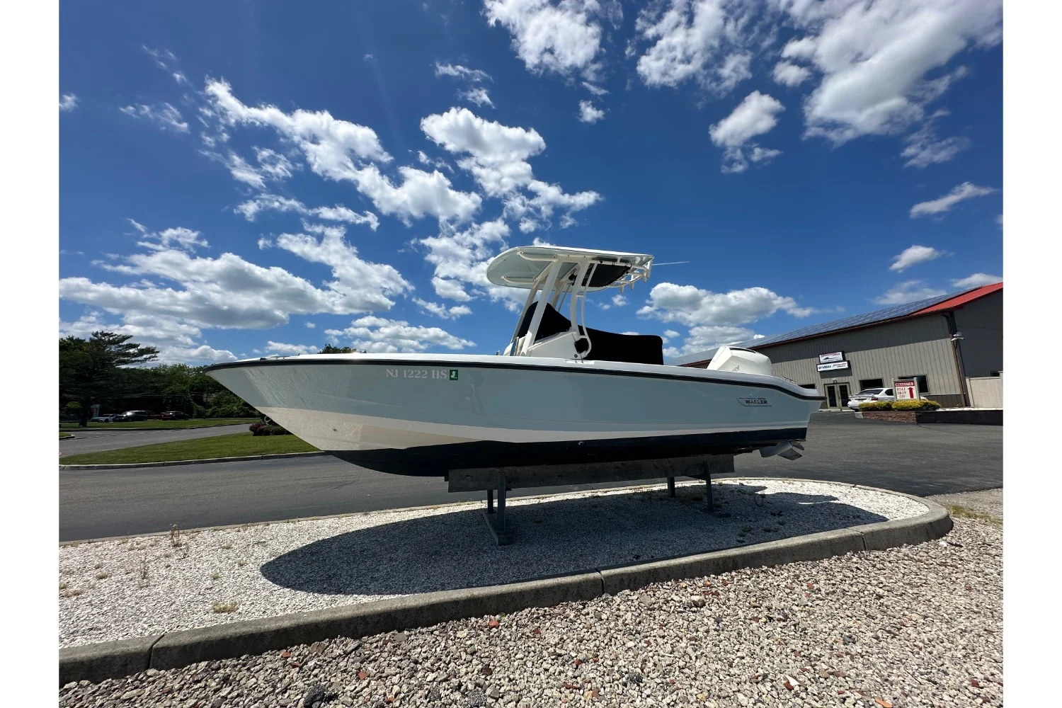 2023 Boston Whaler 220 DAUNTLESS Image Thumbnail #0