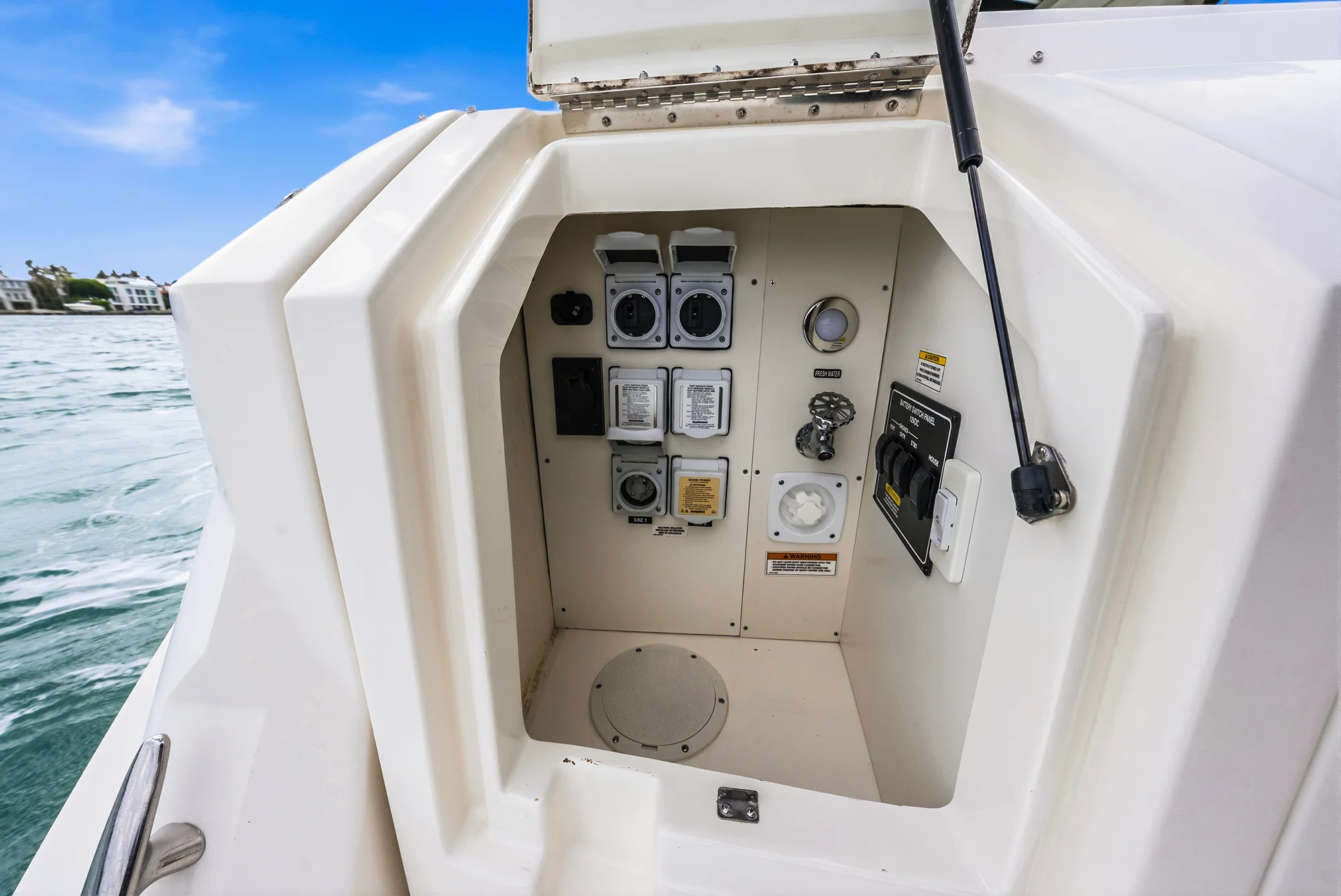 2022 Sea Ray 320 DA OB Image Thumbnail #64
